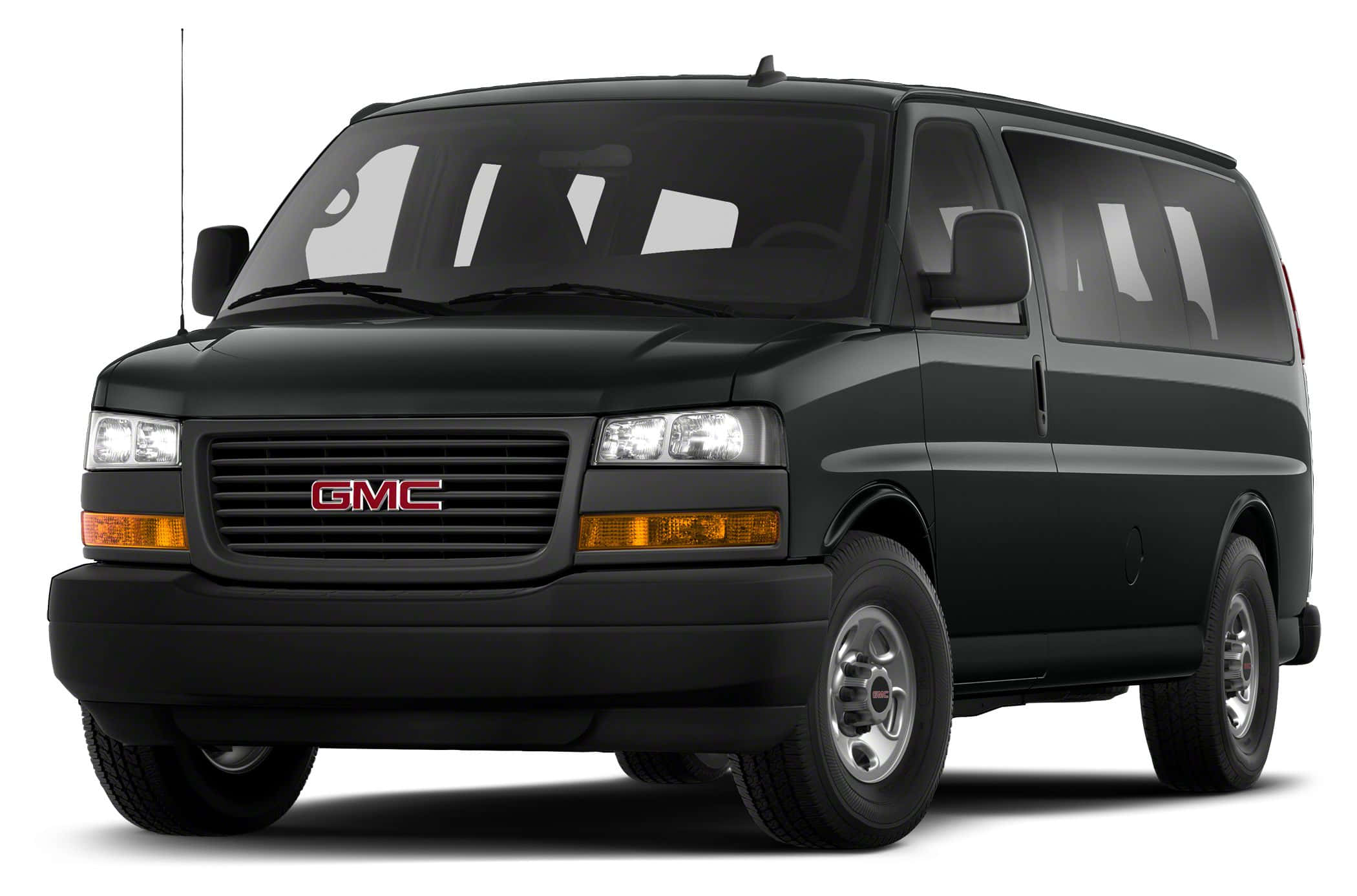 Gmc Savana 桌布 壁紙 — 一架時尚的黑色GMC貨車，配備鍍鉻輪圈和紅色標誌，孤立在乾淨的白色背景上。