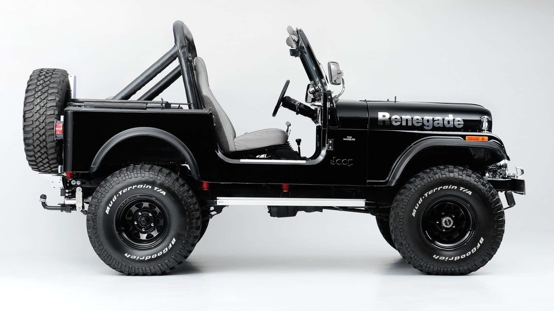 Jeep Cj 桌布 壁紙 — 一架時尚的黑色Jeep Renegade，配備超大輪胎和裸露車架，在純白背景前蓄勢待發。