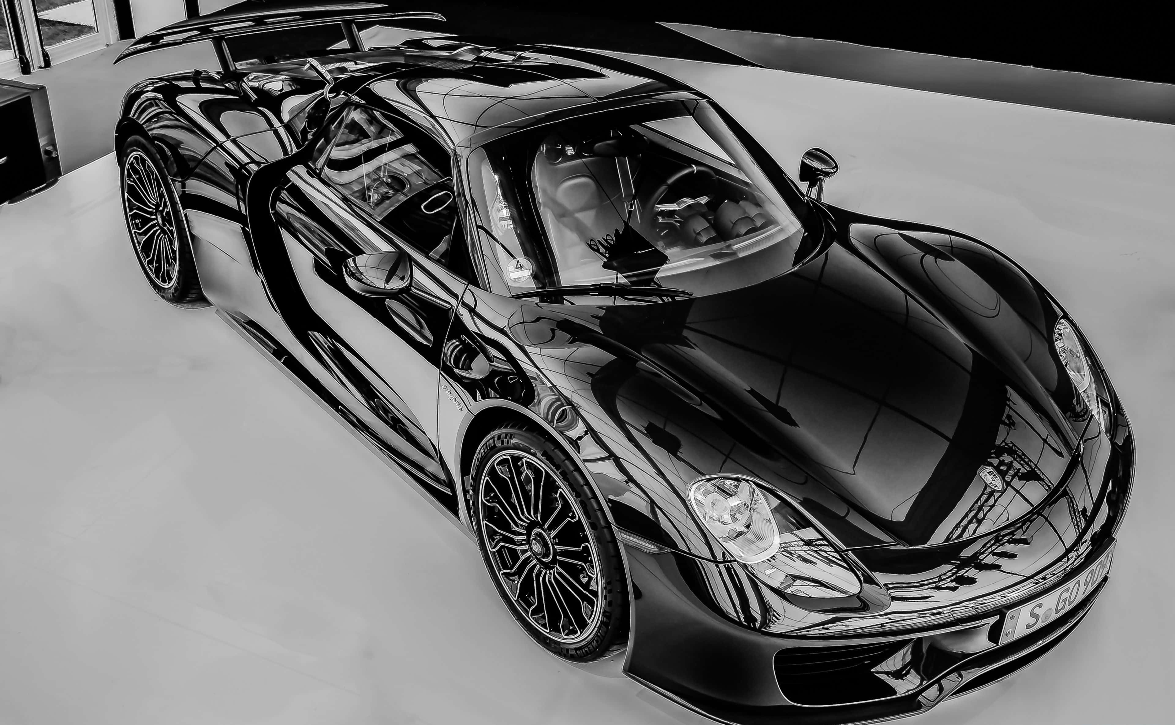 Black And White Car 桌布 壁紙 — 一架時尚的黑色保時捷918 Spyder跑車在極簡黑白風格的攝影棚燈光下閃閃發光。