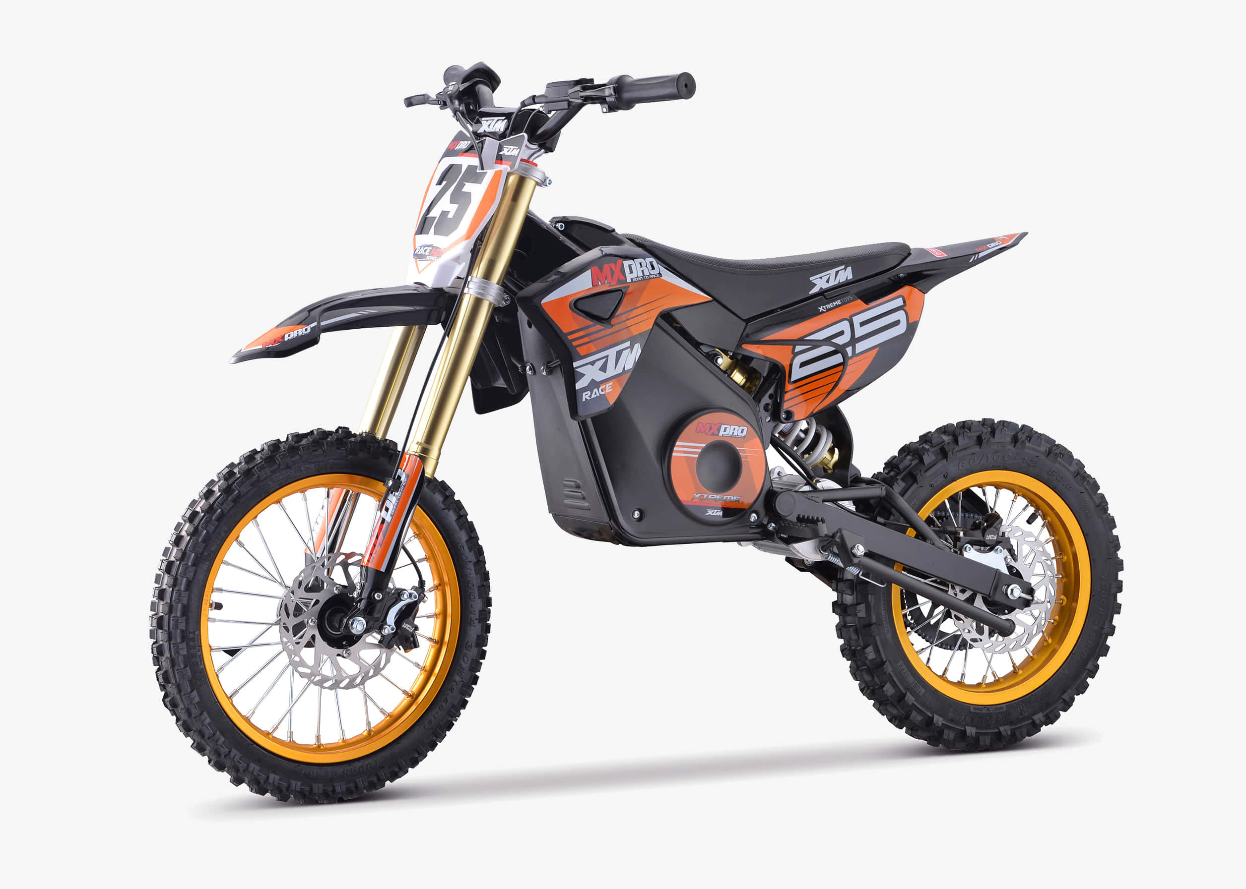 Dirtbike 桌布 壁紙 — 一架時尚的黑色和橙色KTM越野電單車，配備金色前叉和25號，在純白背景前蓄勢待發。