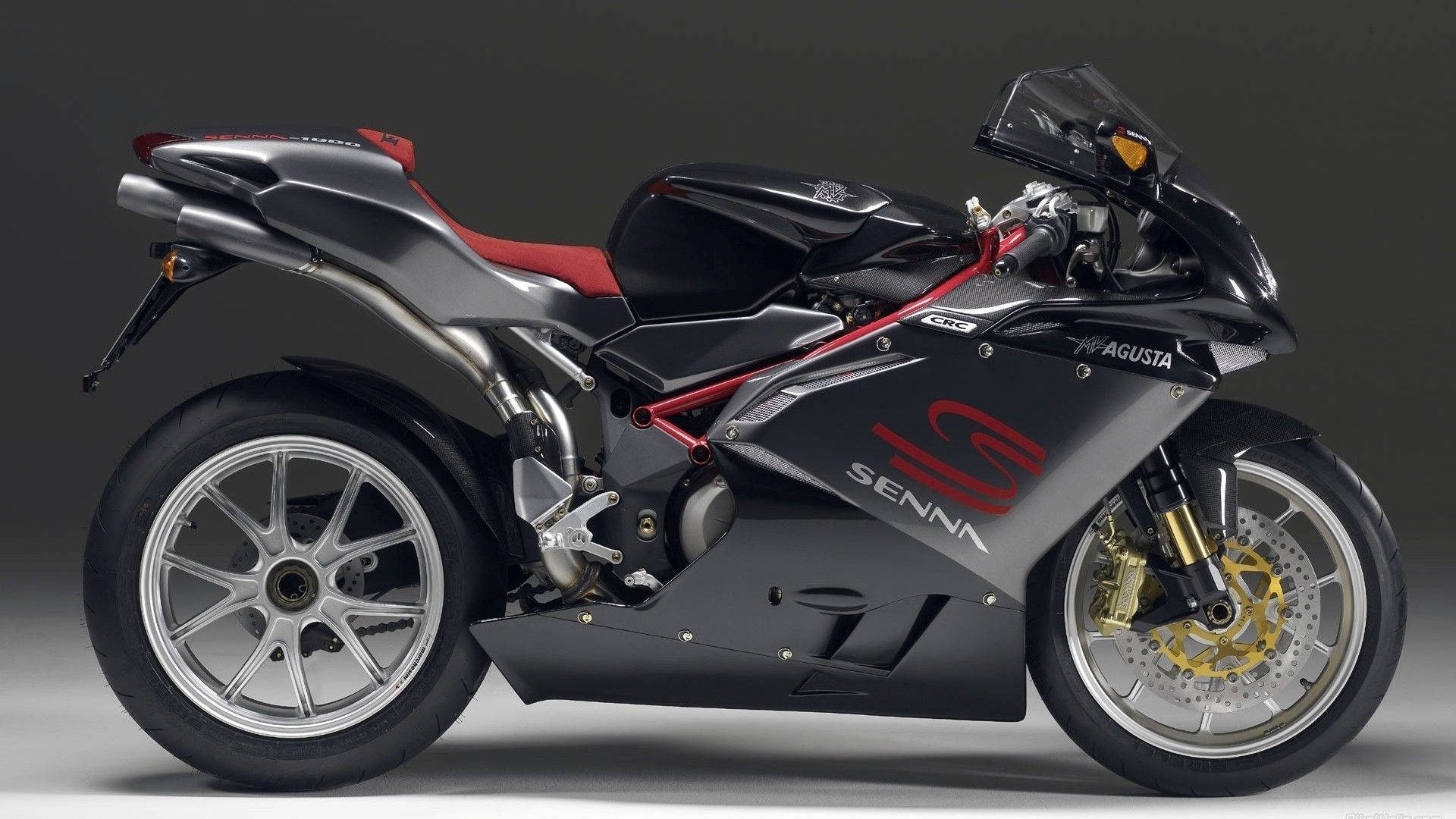 機車 桌布 壁紙 — 一架時尚的黑色和紅色Agusta Senna運動電單車，配備金色制動卡鉗，在深灰色工作室背景前擺放。
