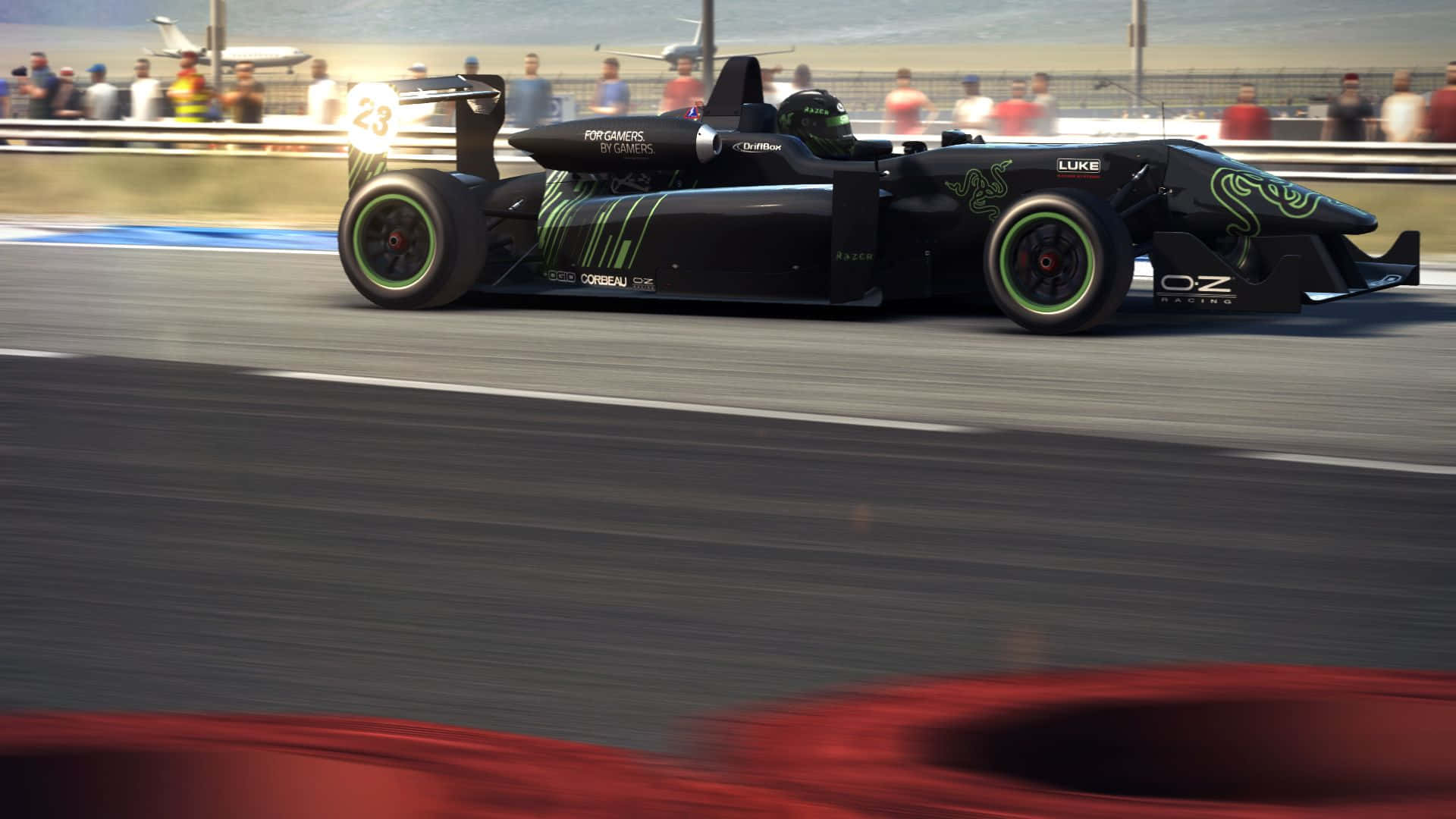 Grid Autosport 桌布 壁紙 — 一架時尚的黑色和綠色賽車在賽道上飛馳，背景是模糊的觀眾。