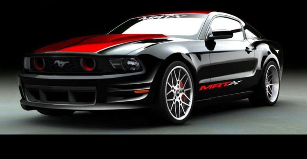 Modified Car 桌布 壁紙 — 一架時尚的黑色福特野馬，帶有醒目的紅色賽車條紋和「MRT」貼紙，在攝影棚燈光下閃耀。