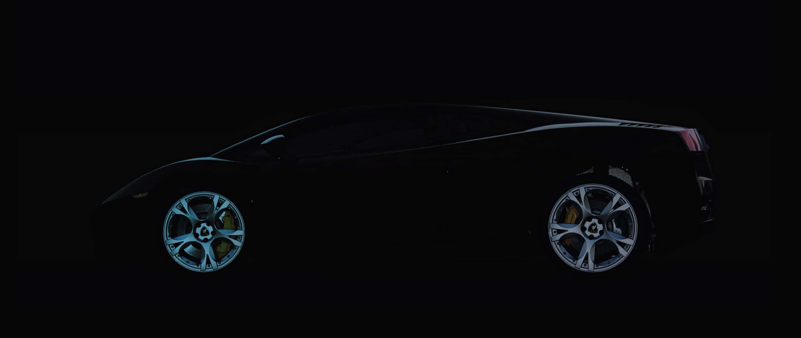 Minimalist Sports 桌布 壁紙 — 一架時尚的黑色跑車輪廓在漆黑背景上散發著藍色輪圈燈光。