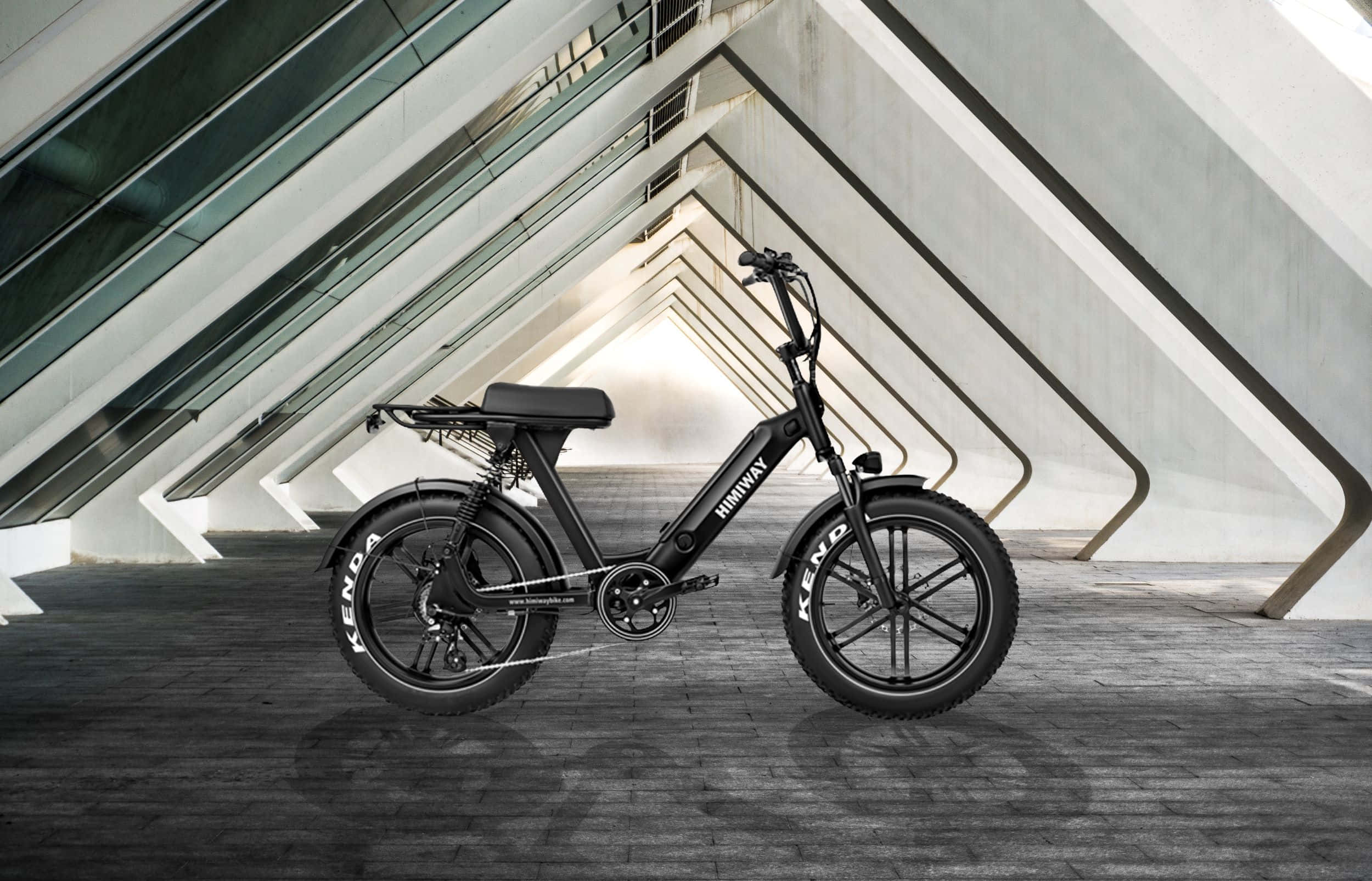 Electric Bike 桌布 壁紙 — 一架時尚的黑色電動單車停放在現代幾何玻璃與混凝土建築結構下。