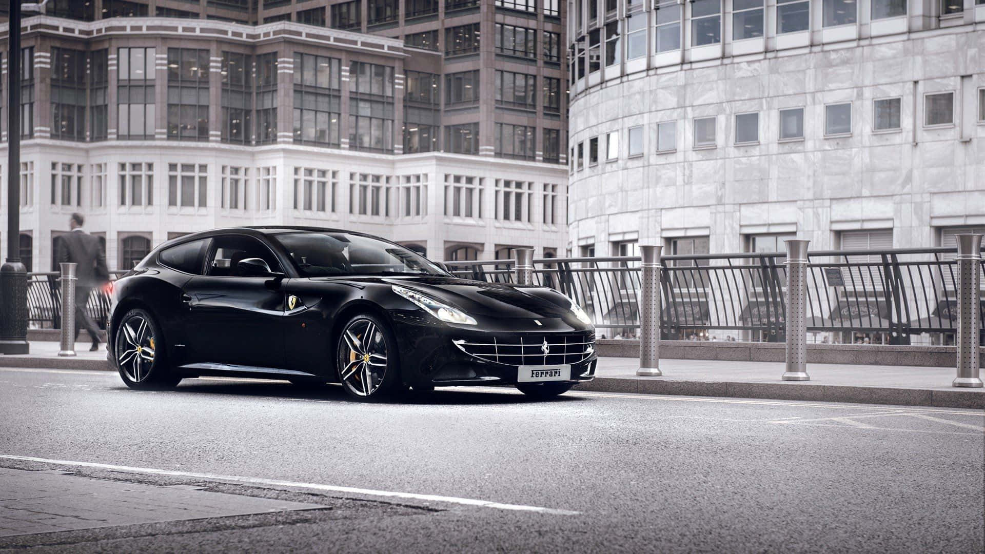 Ferrari Ff 桌布 壁紙 — 一架時尚黑色法拉利跑車停泊喺城市街道上，背景係現代建築物。