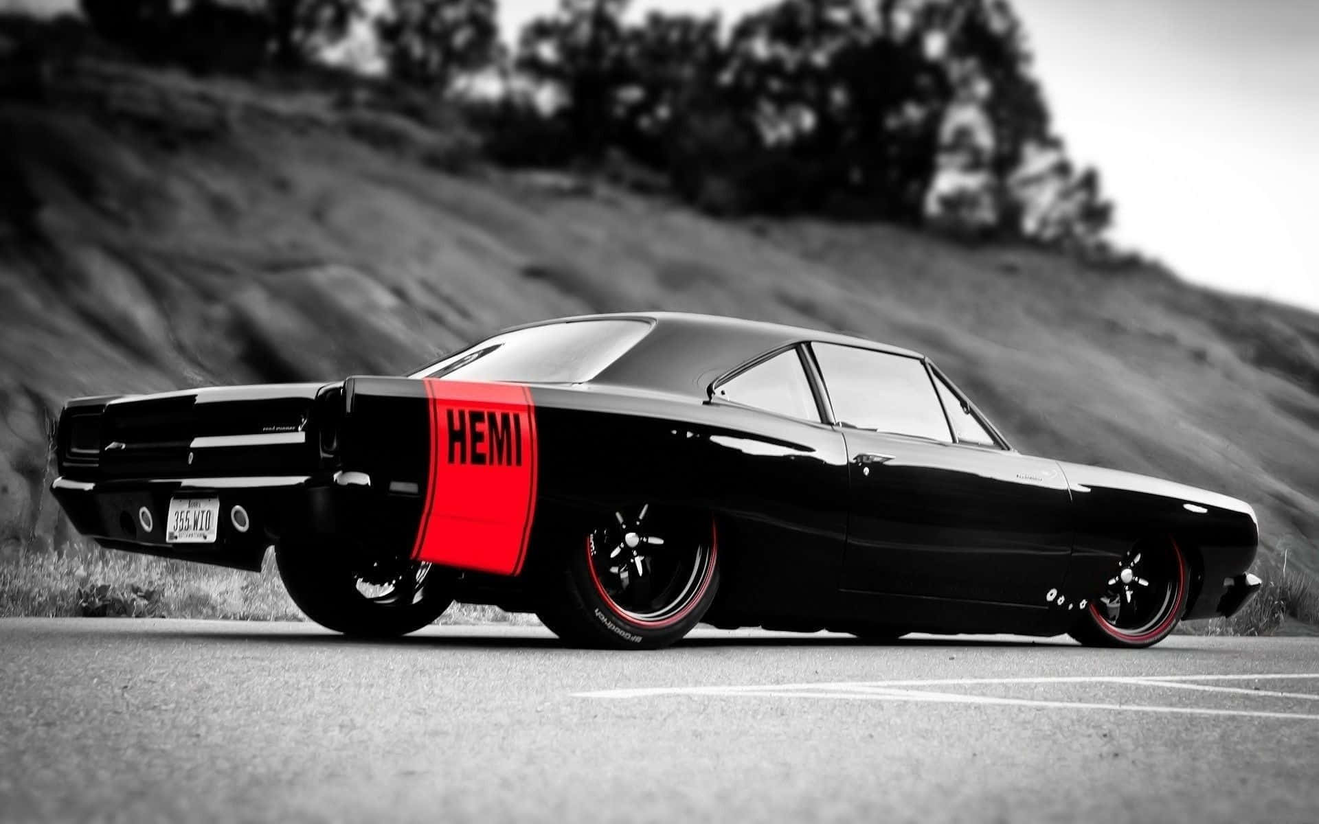Dodge Charger 桌布 壁紙 — 一架時尚黑色經典肌肉車，帶有醒目紅色HEMI條紋，停泊在路邊，背景為山丘。