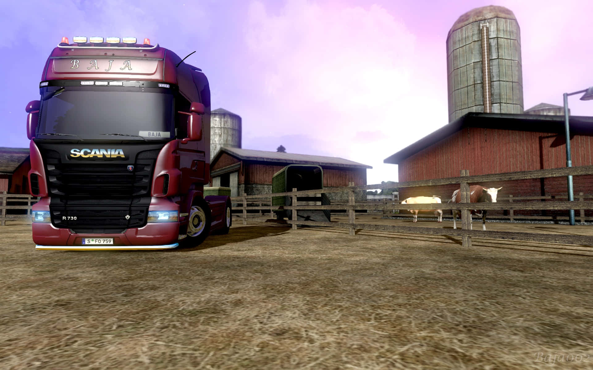 Simulation Games 桌布 壁紙 — 一架栗色 Scania R730 貨車停泊在泥土上，靠近紅色穀倉和牛群，背景是紫色黃昏天空。