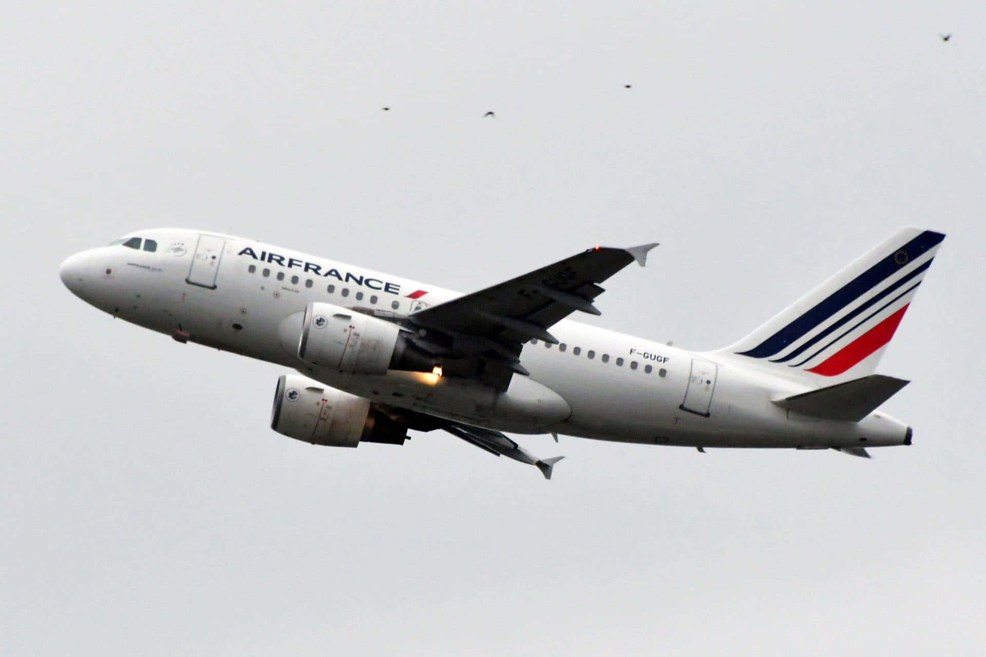 Flight 桌布 壁紙 — 一架法國航空嘅空中巴士A320喺多雲嘅天空爬升，起落架伸出，引擎發光。