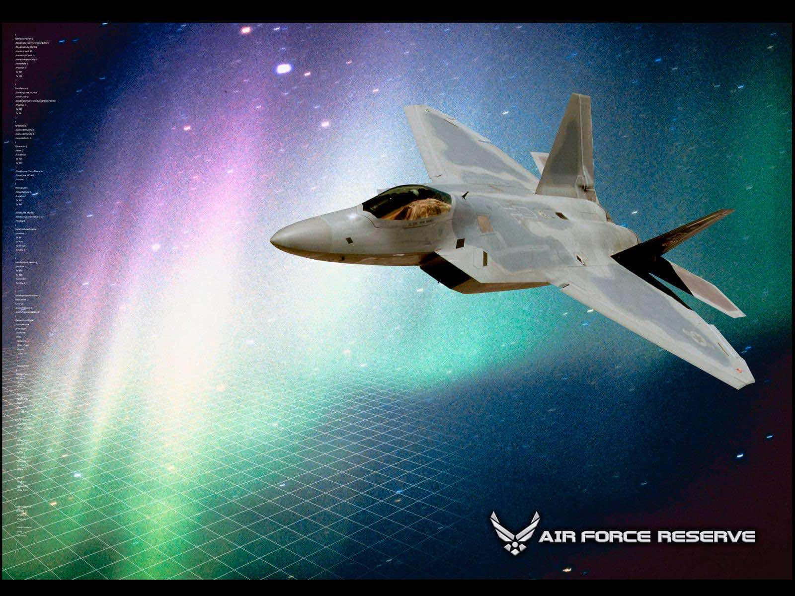 空軍 桌布 壁紙 — 一架流線型灰色戰鬥機在充滿極光的鮮豔天空中翱翔，背景有數位網格線和星空。