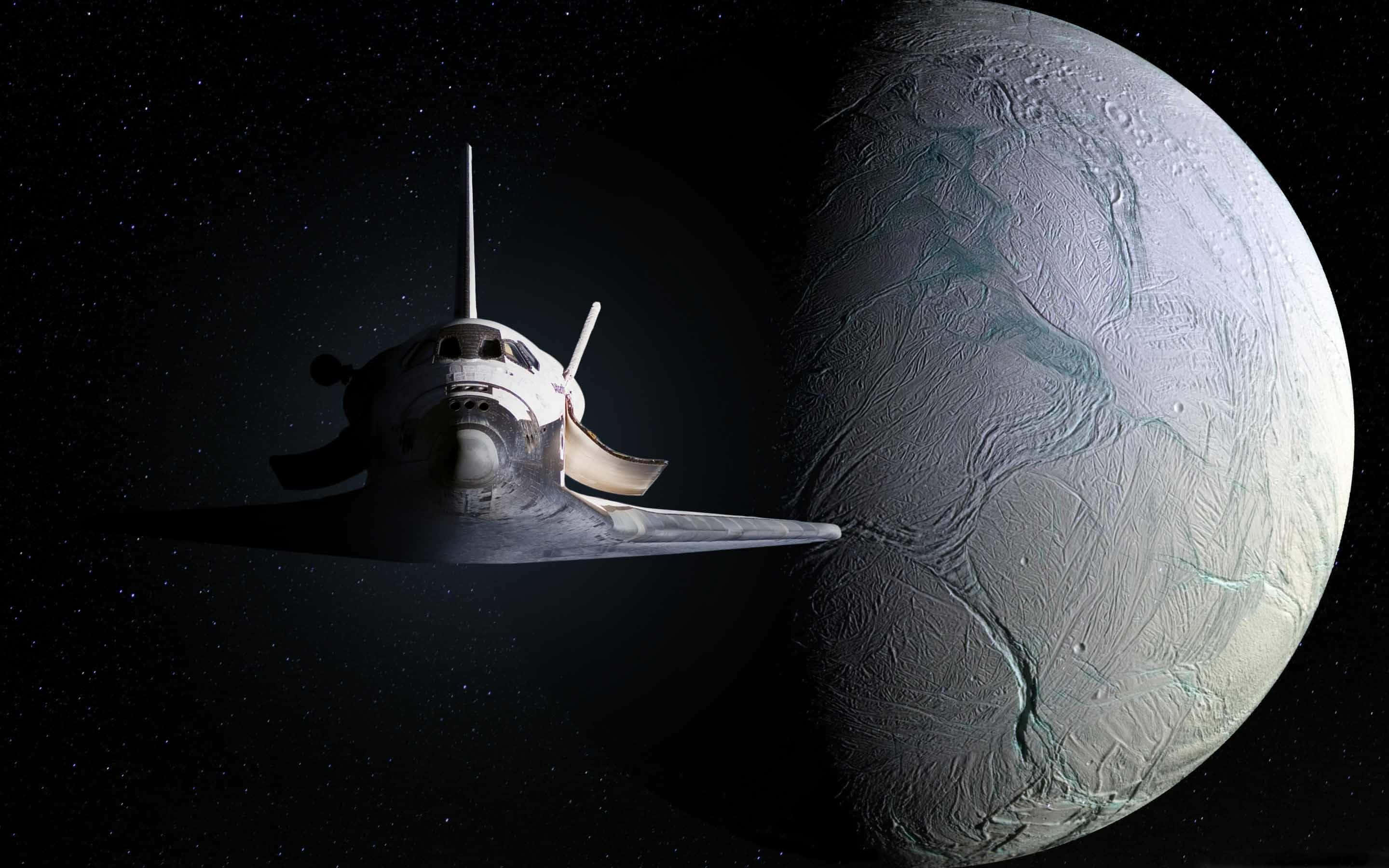 Space Exploration 桌布 壁紙 — 一架流線型白色太空穿梭機在佈滿星空的虛空中，掠過一個表面佈滿裂縫的巨大冰月。