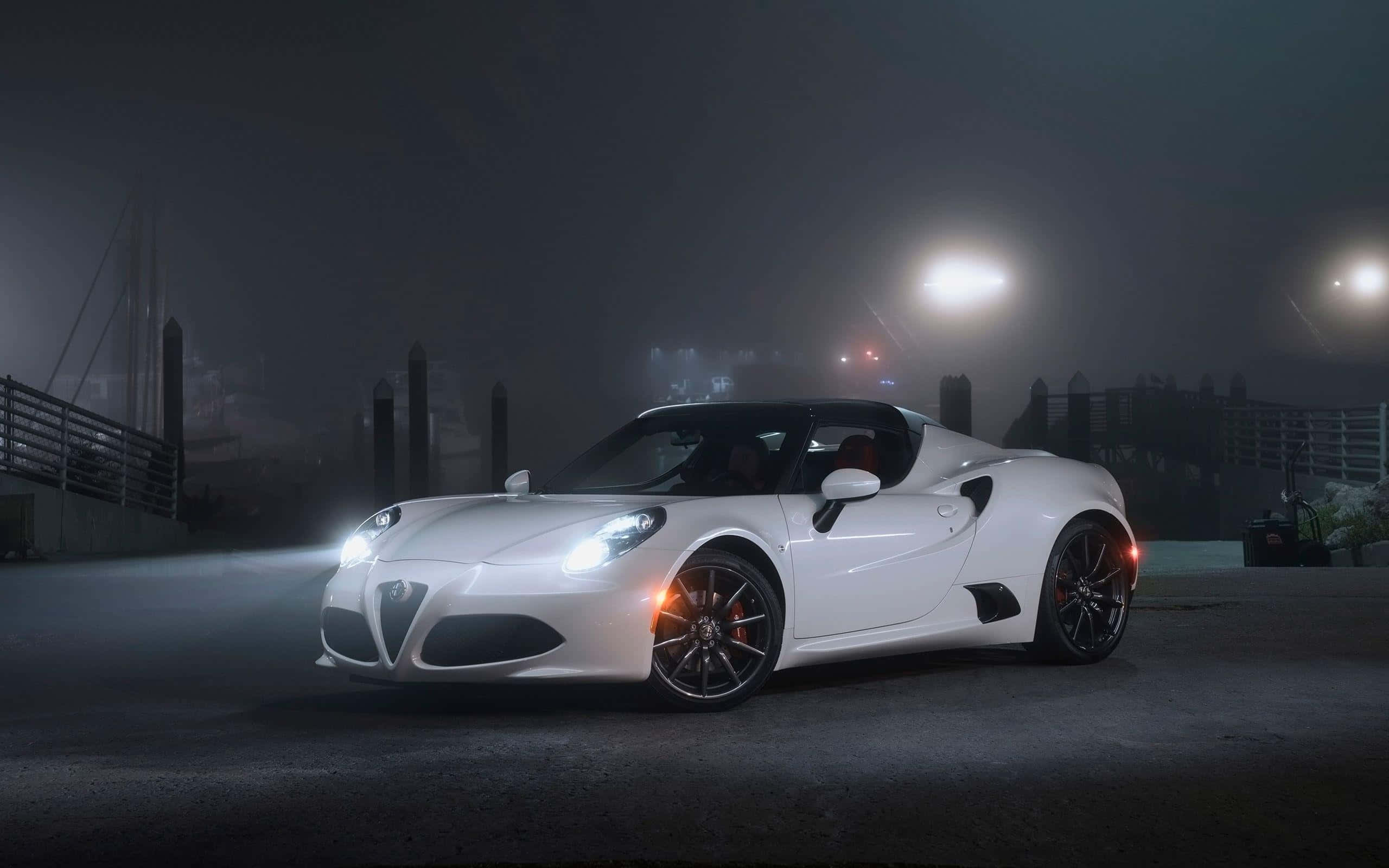 Alfa Romeo 4c 桌布 壁紙 — 一架流線型白色愛快羅密歐跑車在霧夜的海濱碼頭街燈下閃耀。