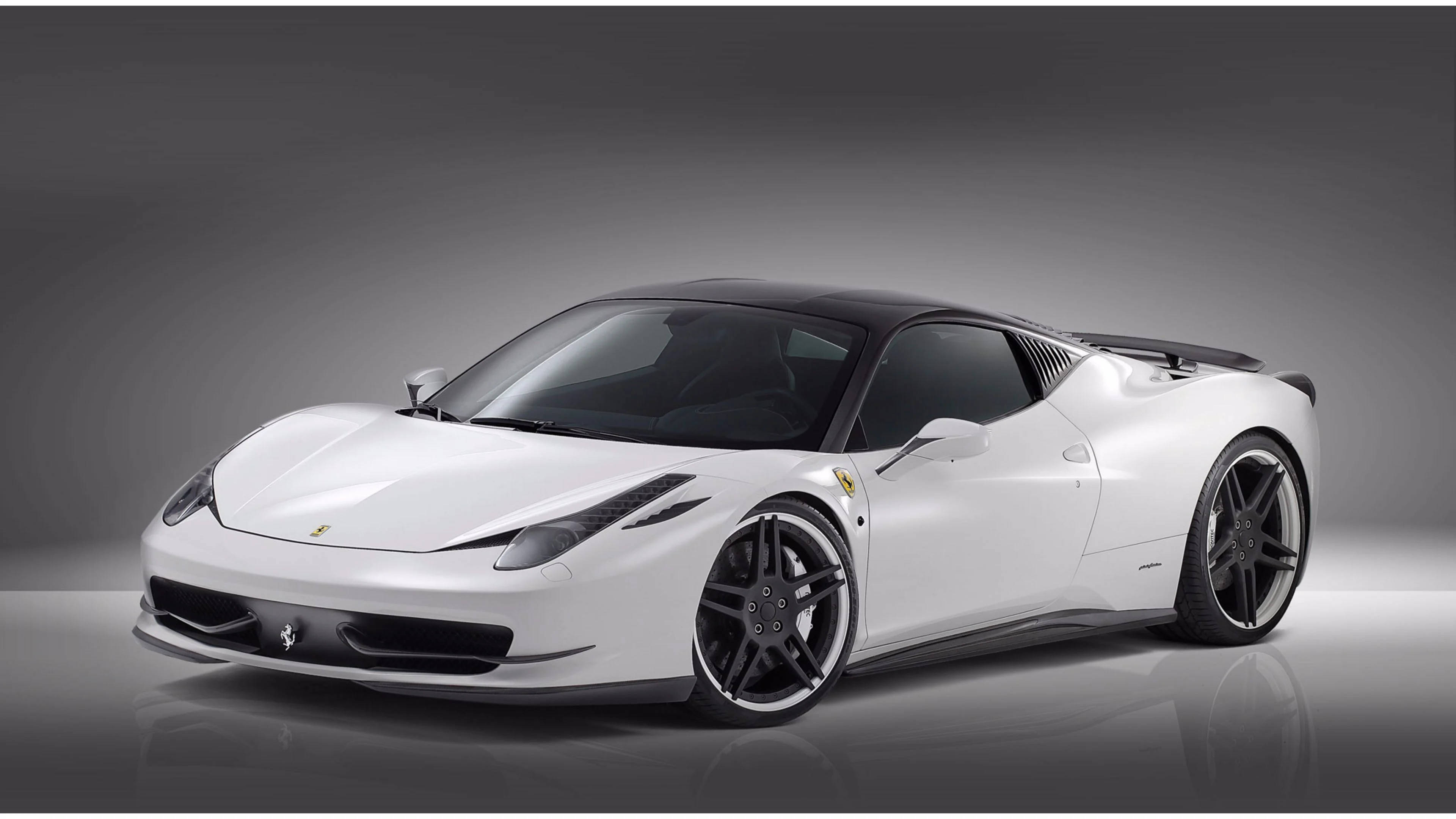 Sports Car 桌布 壁紙 — 一架流線型白色法拉利跑車，帶有黑色飾邊和輪圈，在柔和燈光下立於反光工作室地板上。