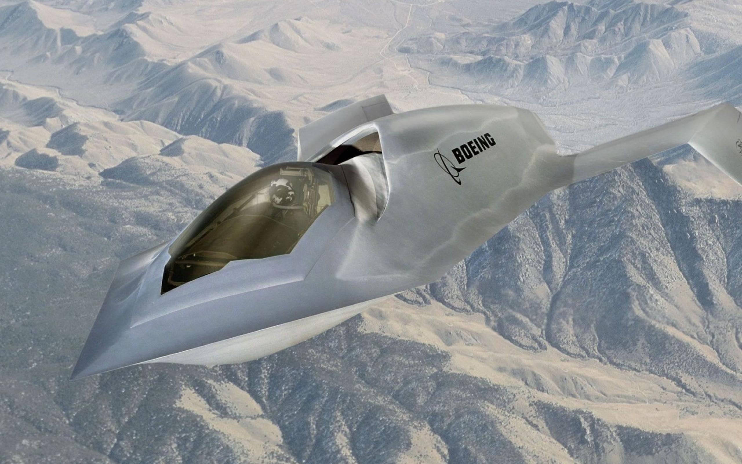 軍事動圖 桌布 壁紙 — 一架流線型銀色波音噴射機在晴朗天空下翱翔於崎嶇積雪的山巒之上。