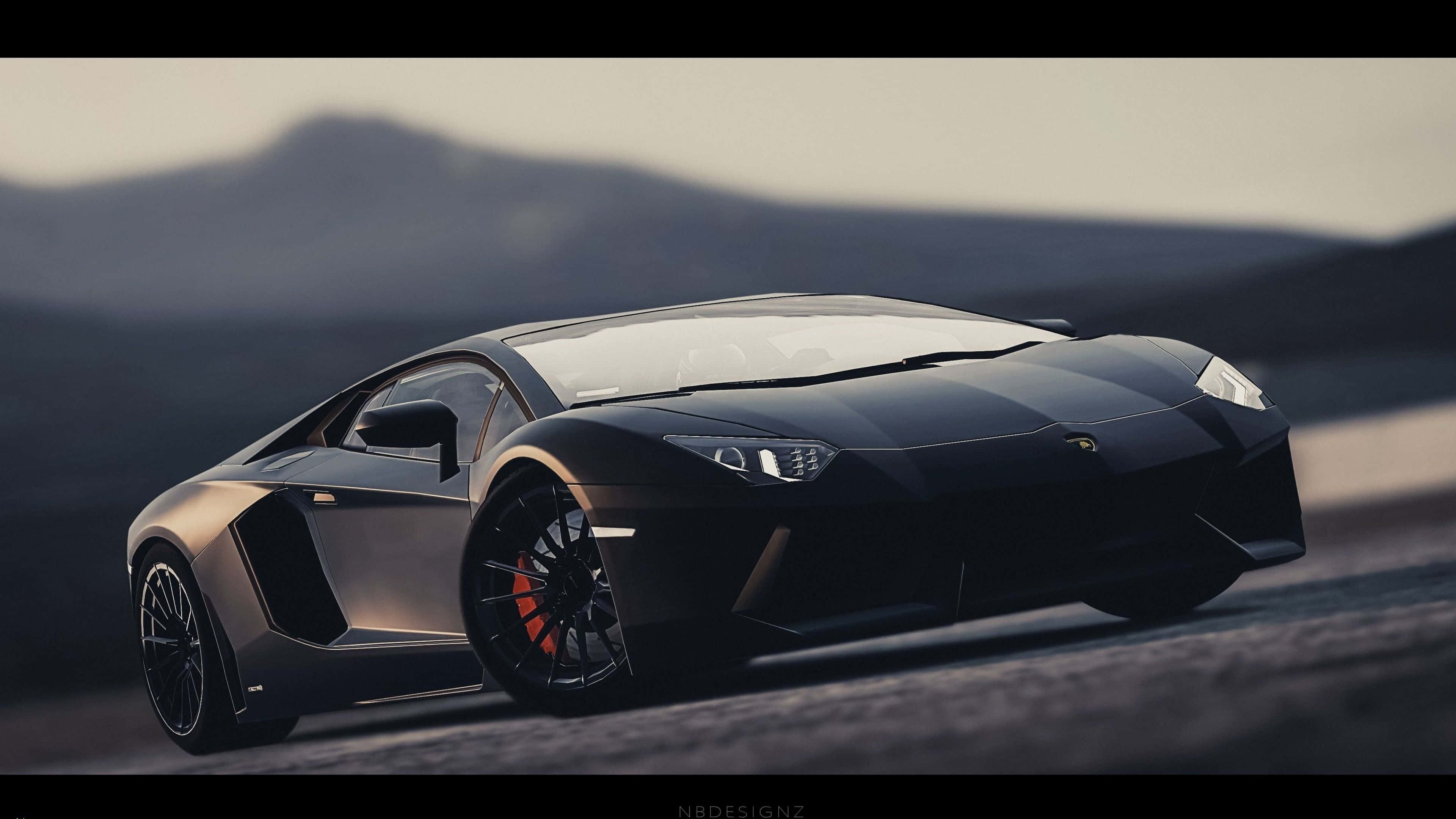 林寶堅尼 4K 桌布 壁紙 — 一架流線型黑色林寶堅尼Aventador喺沙漠公路上飛馳，遠方山脈喺朦朧天空下若隱若現。
