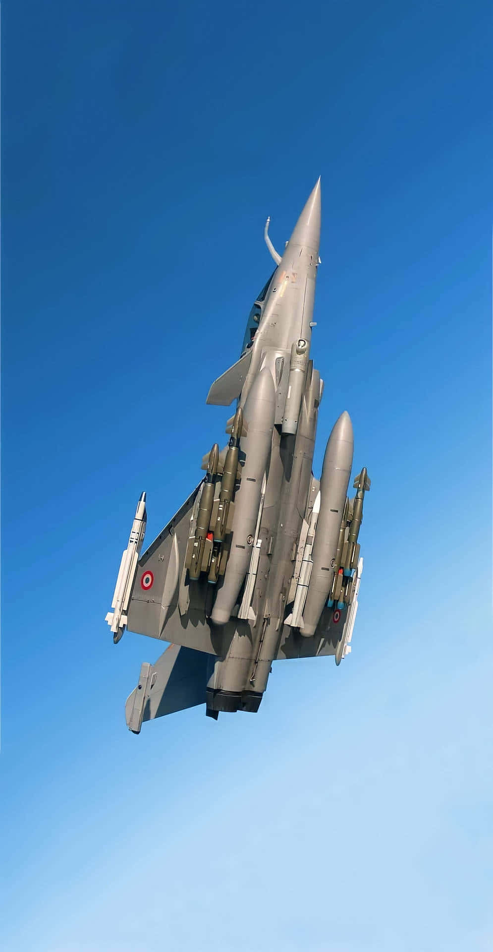 空軍 桌布 壁紙 — 一架灰色戰鬥機裝載導彈，在晴朗的藍天中向上翱翔。