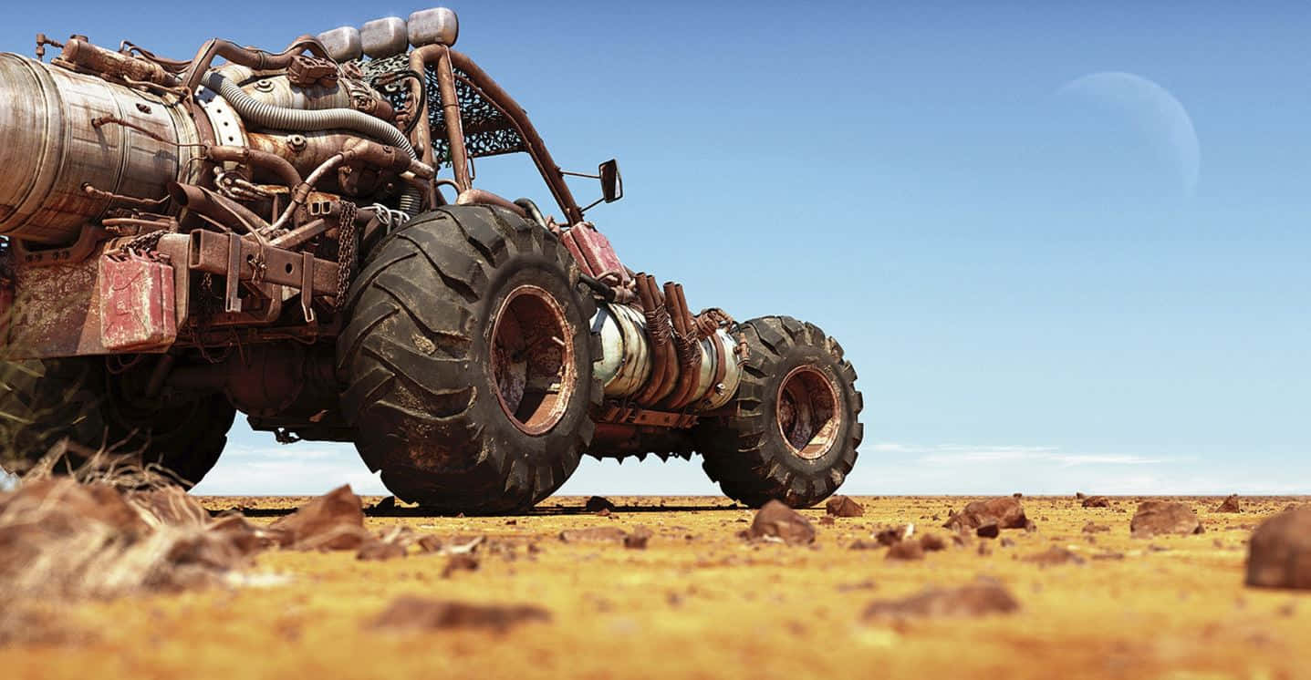 Fallout 4 Wasteland 桌布 壁紙 — 一架生鏽且經過重度改裝的越野車停放在荒蕪的沙漠中，天空清澈湛藍，可見一彎新月。