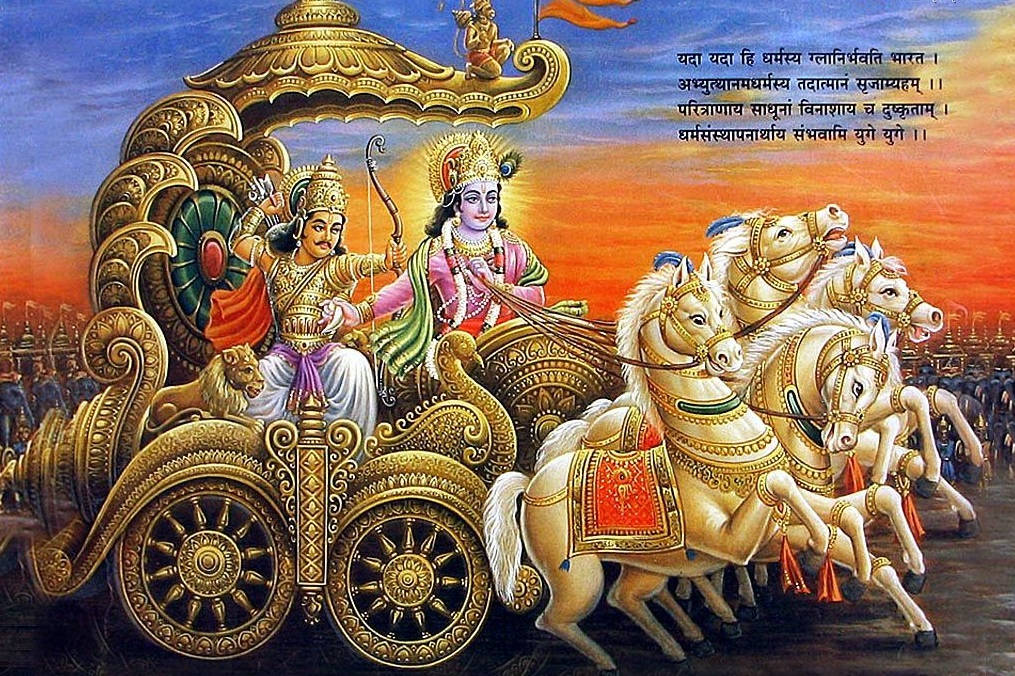 Bhagavad Gita 桌布 壁紙 — 一架由四匹白馬拉動的神聖戰車，帶有華麗的金色細節，兩位神祇坐在車內，背景是熾熱的日落天空。