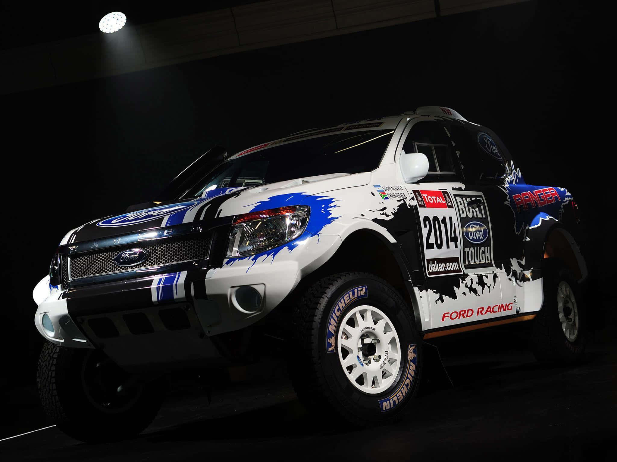 Ford Ranger 桌布 壁紙 — 一架白色、藍色和黑色的2014年福特Ranger賽車卡車配備米其林輪胎，在黑暗工作室的聚光燈下被戲劇性地照亮。