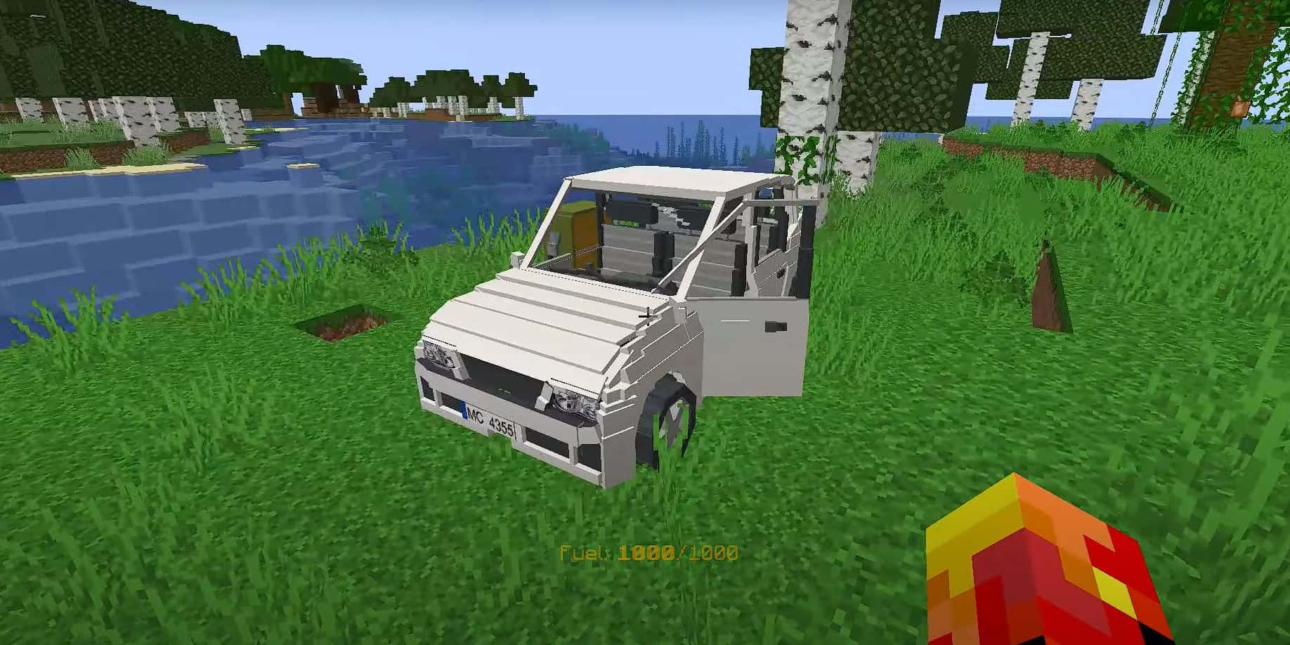 Minecraft Mods 桌布 壁紙 — 一架白色像素車停在草地上，旁邊係一條方塊河，背景係Minecraft風景，有白樺樹同遠處嘅山丘。