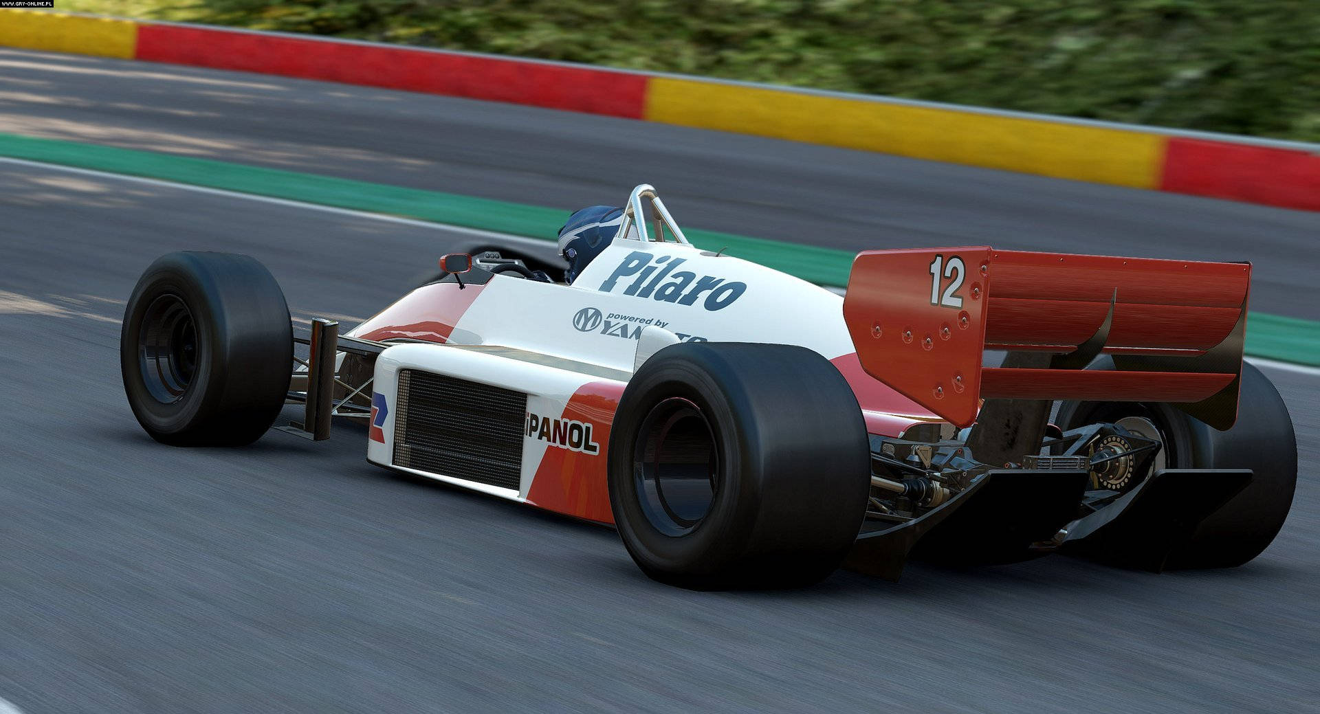 Project Cars 4K Pilaro 12 壁紙 — 一架白色和紅色復古一級方程式賽車，號碼12，在由紅色、黃色和綠色路緣石圍成的賽道上比賽。