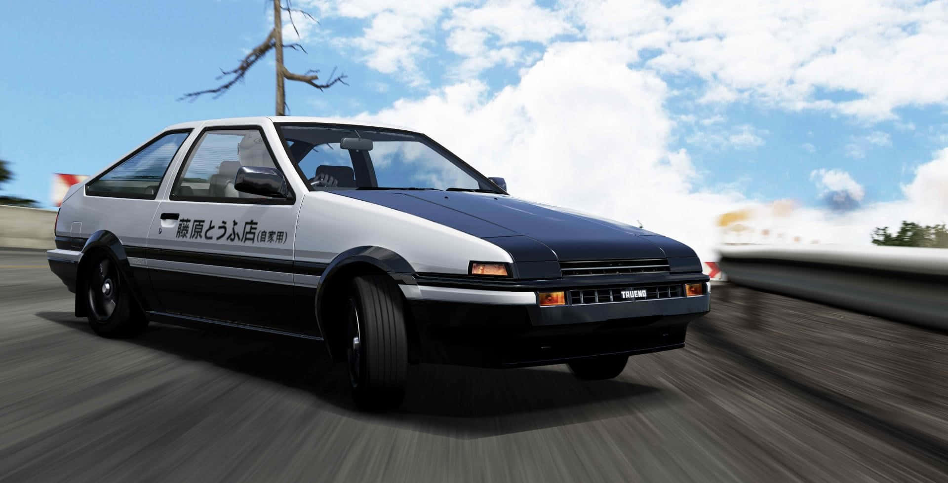 JDM 車 桌布 壁紙 — 一架白色和藍色的豐田AE86在陽光照耀的道路上漂移，帶有動態模糊和一棵光禿禿的樹在上方。