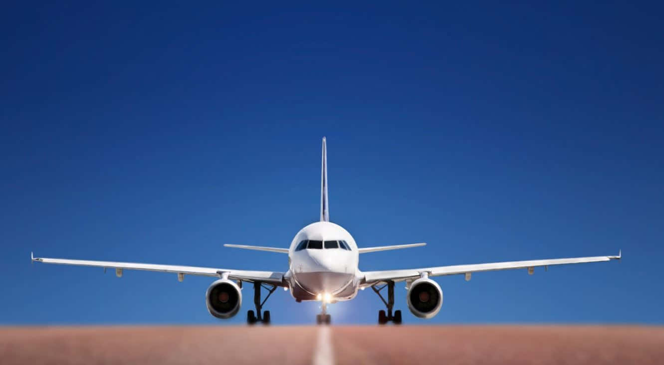 Flight 桌布 壁紙 — 一架白色客機喺晴朗藍天下嘅跑道上向前，降落燈亮起。