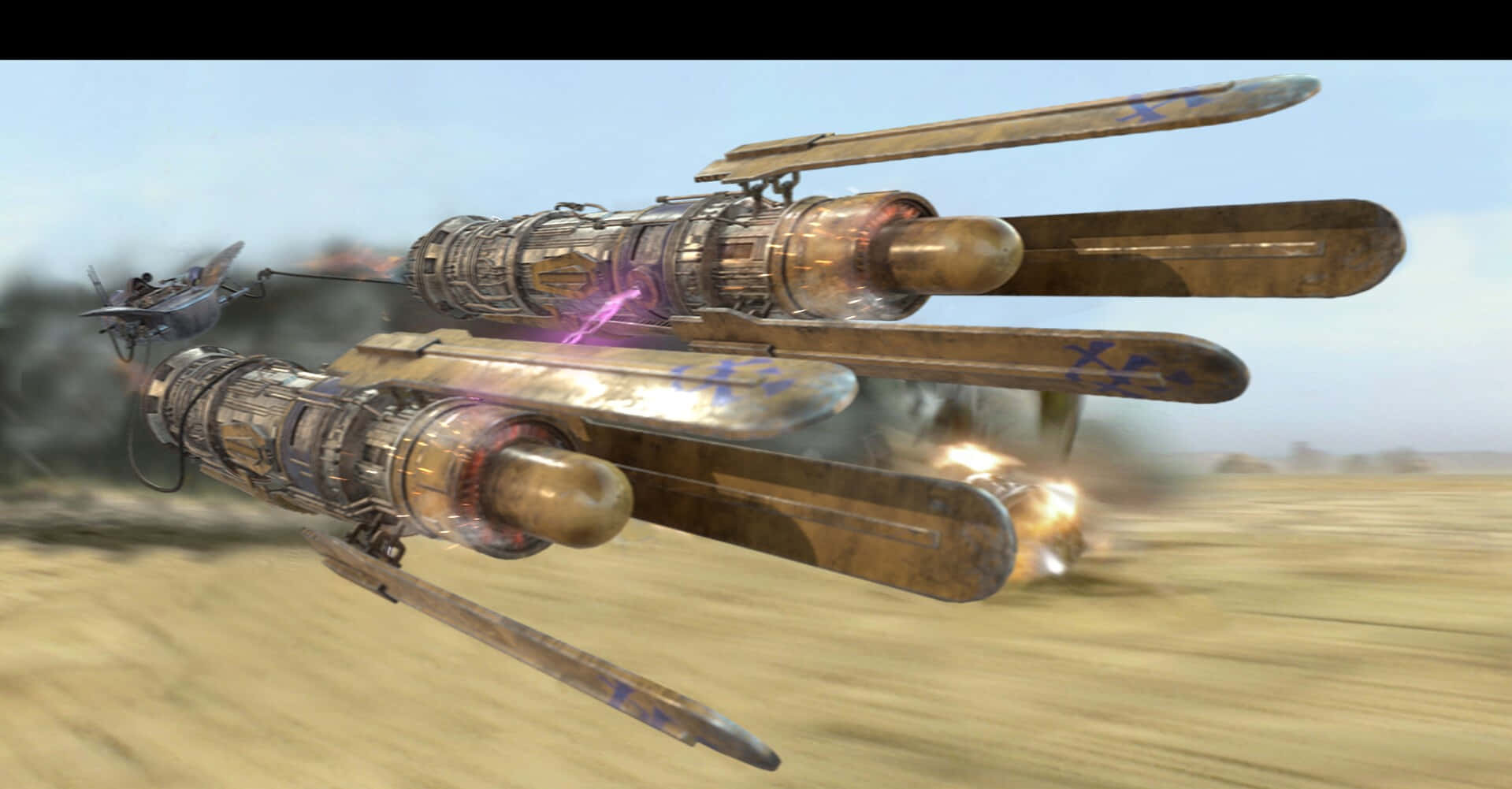 Podracing 桌布 壁紙 — 一架破舊的未來風格飛行器，配備發光引擎，在塵土飛揚的沙漠景觀上空低空高速飛行。
