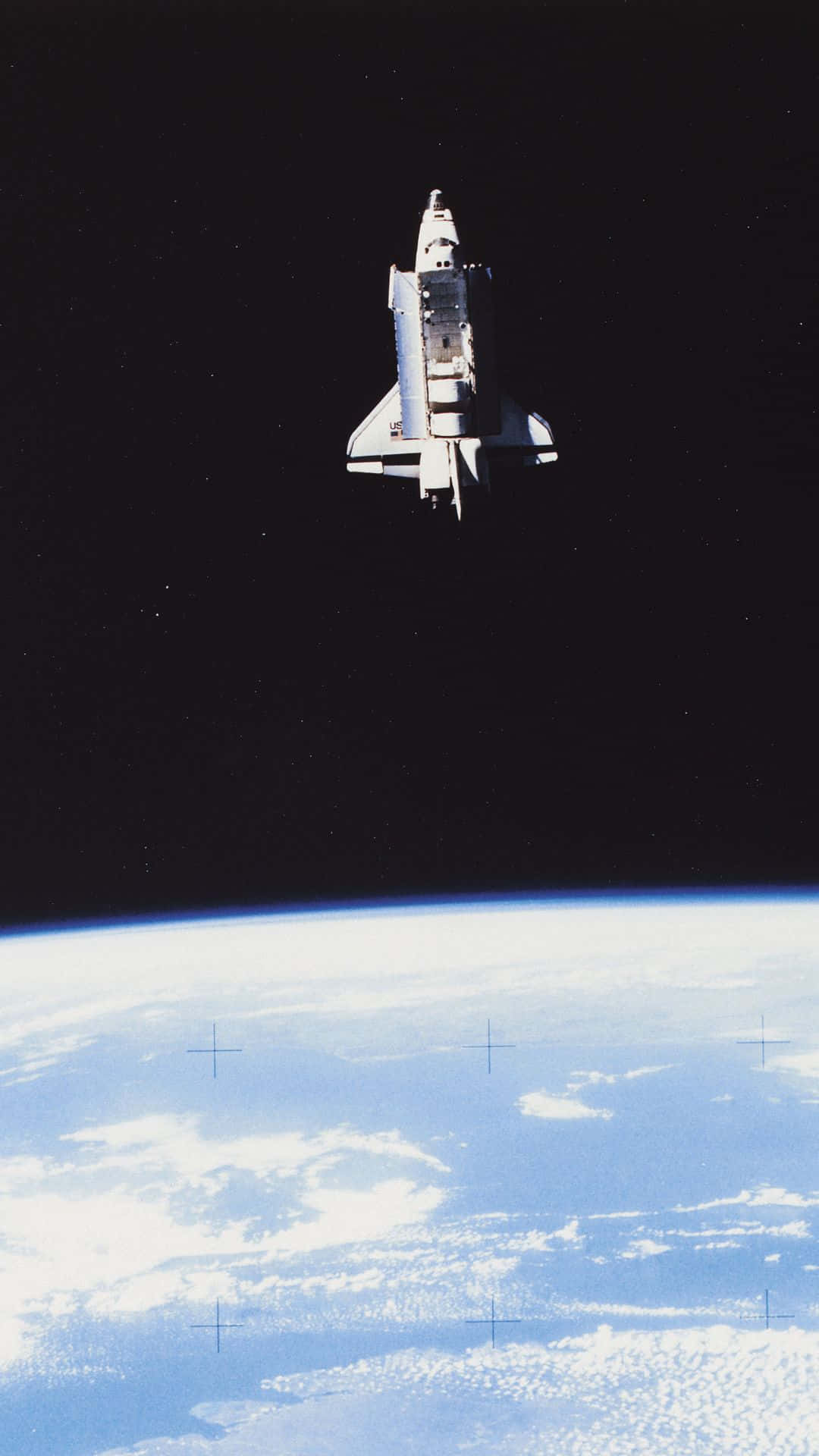 Live Space 桌布 壁紙 — 一架穿梭機在佈滿星星的黑色虛空中，於地球彎曲的地平線上方滑翔。
