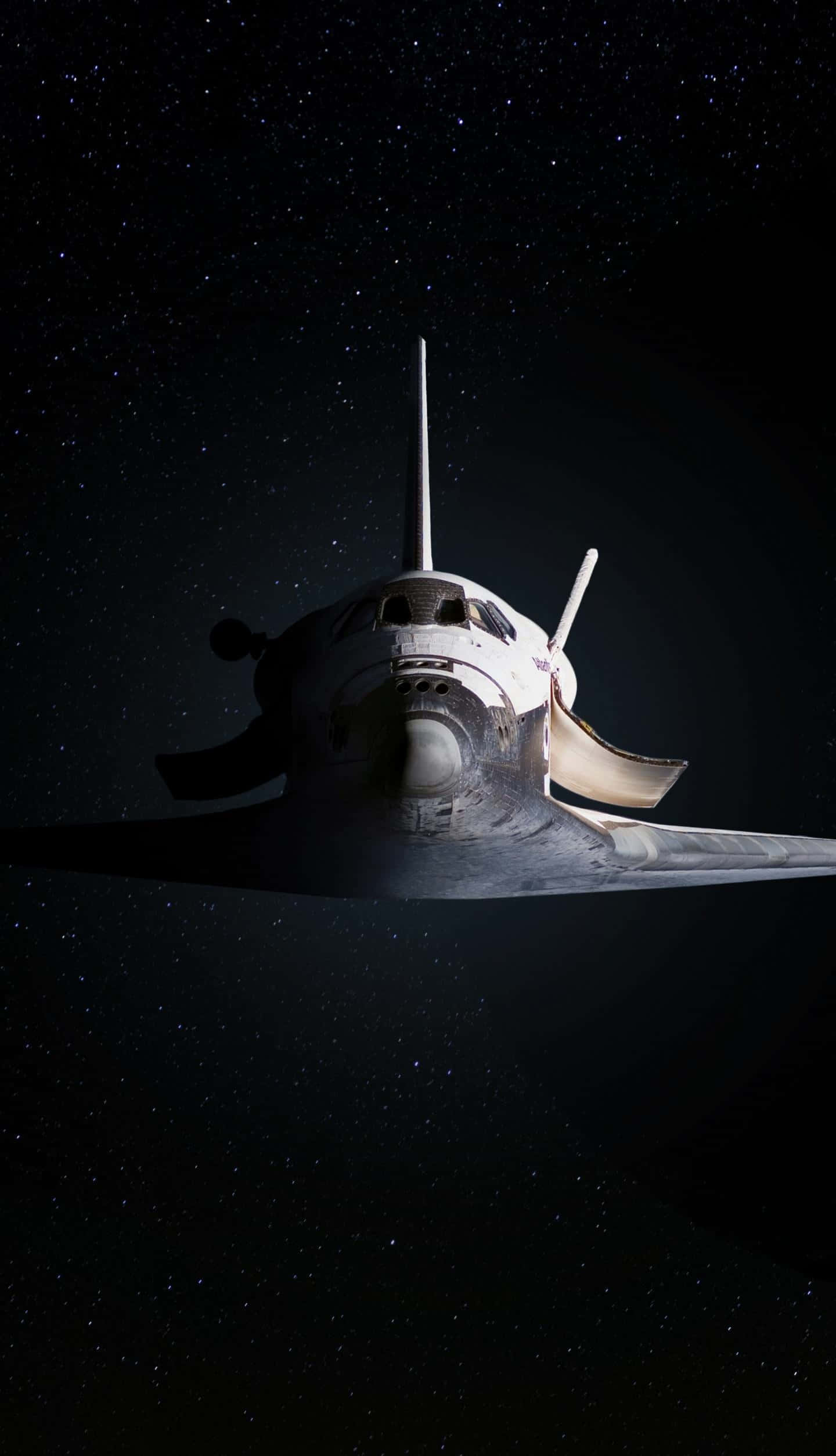Space Exploration 桌布 壁紙 — 一架穿梭機在星光璀璨的黑暗中滑行，引擎發光，背景是宇宙。