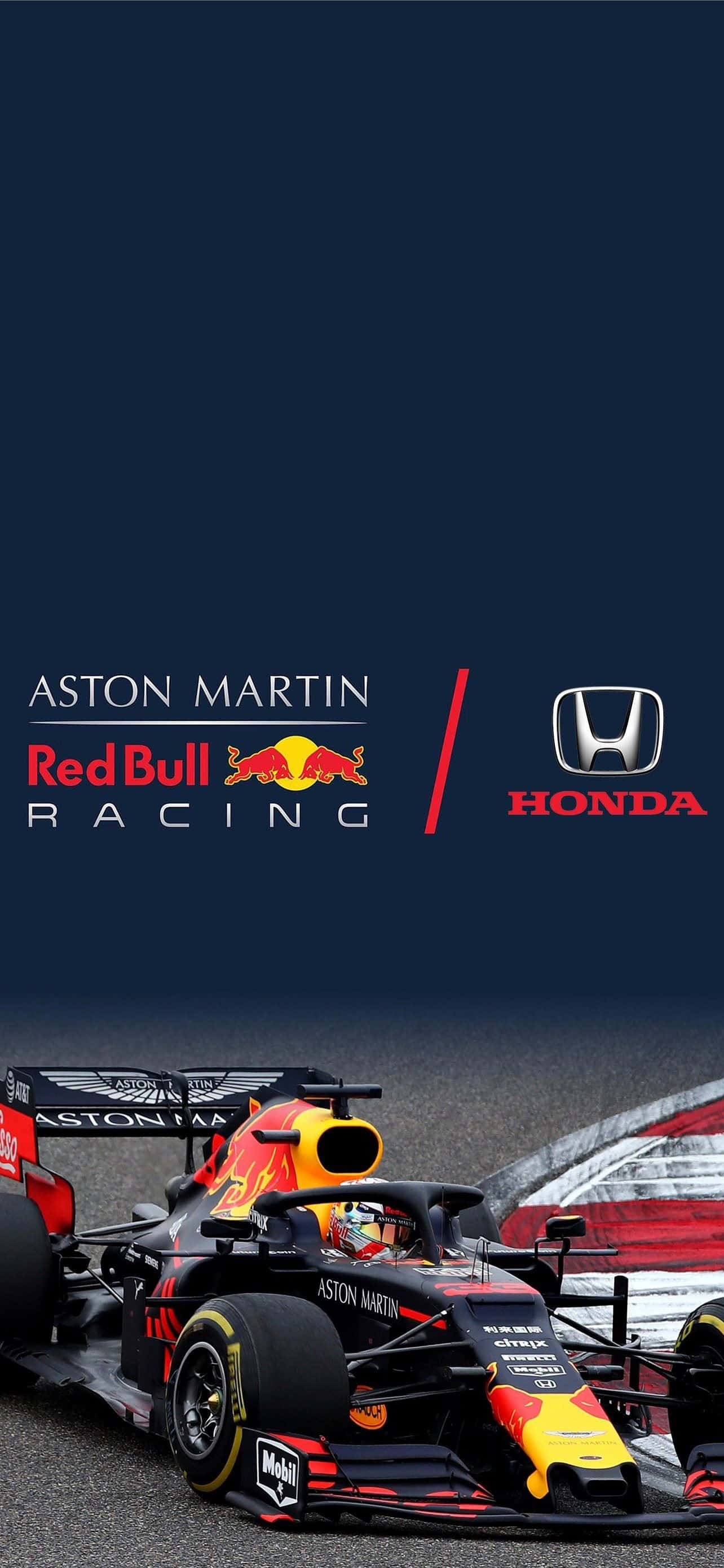 F1 桌布 壁紙 — 一架紅牛車隊一級方程式賽車，帶有Aston Martin和Honda標誌，背景為黑暗賽道。