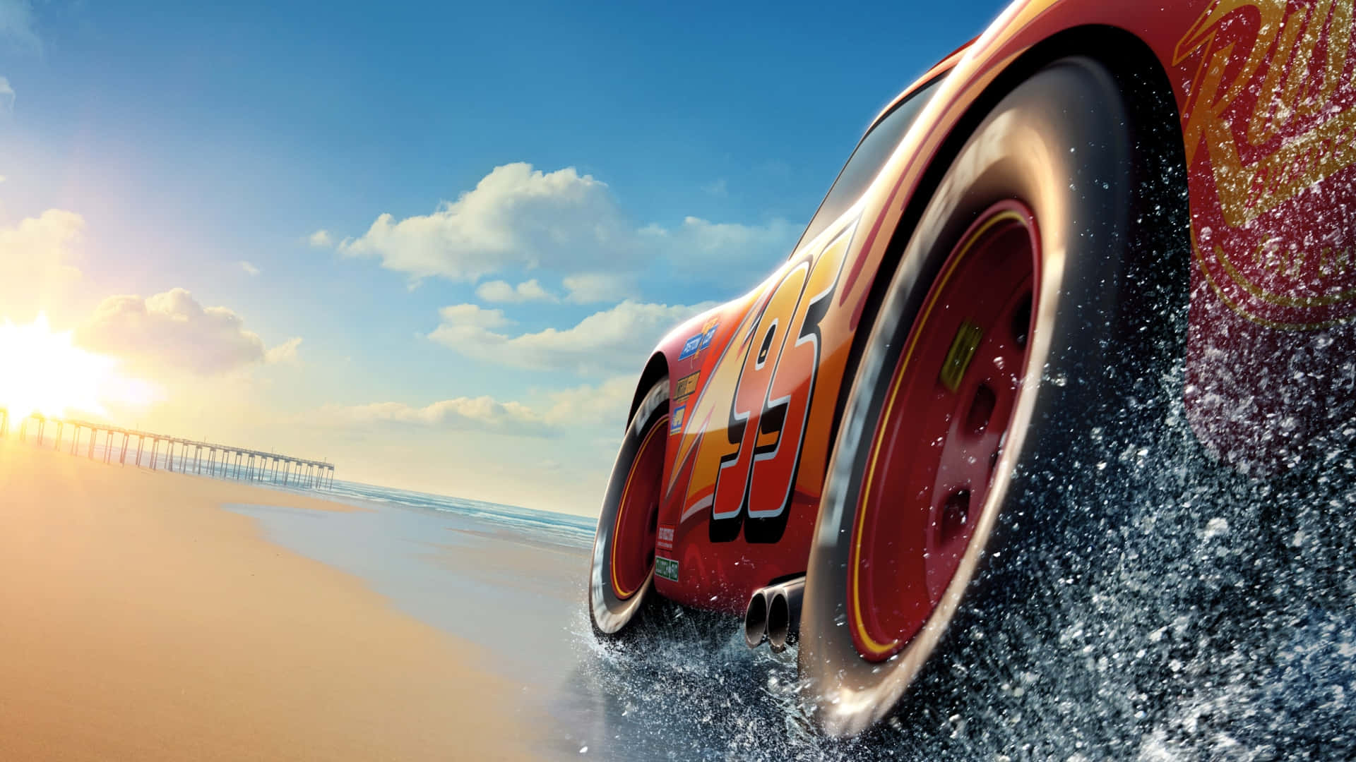Lightning Mcqueen 桌布 壁紙 — 一架紅色賽車在陽光明媚的海灘上濺起海水，遠處有一個碼頭。