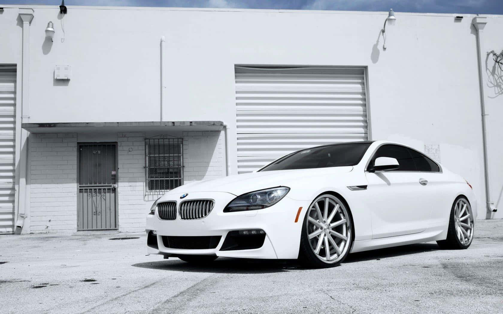 Bmw 6 Series 桌布 壁紙 — 一架純白色BMW運動轎跑車停在純白色工業建築前，在明亮日光下。
