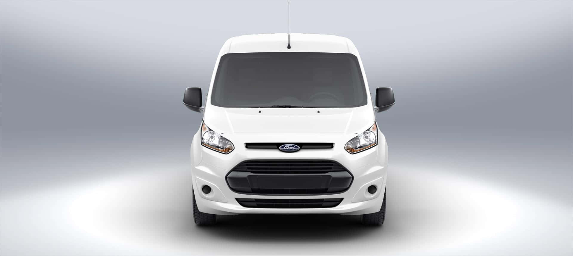 Ford Transit 桌布 壁紙 — 一架純白色的福特 Transit Connect 客貨車正面朝向柔和的漸變工作室背景。