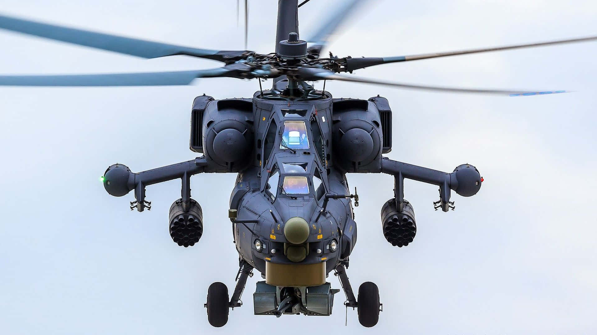 Helicopter 桌布 壁紙 — 一架軍用攻擊直升機在蒼白的天空中飛過頭頂，旋轉的槳葉和安裝的武器清晰可見。