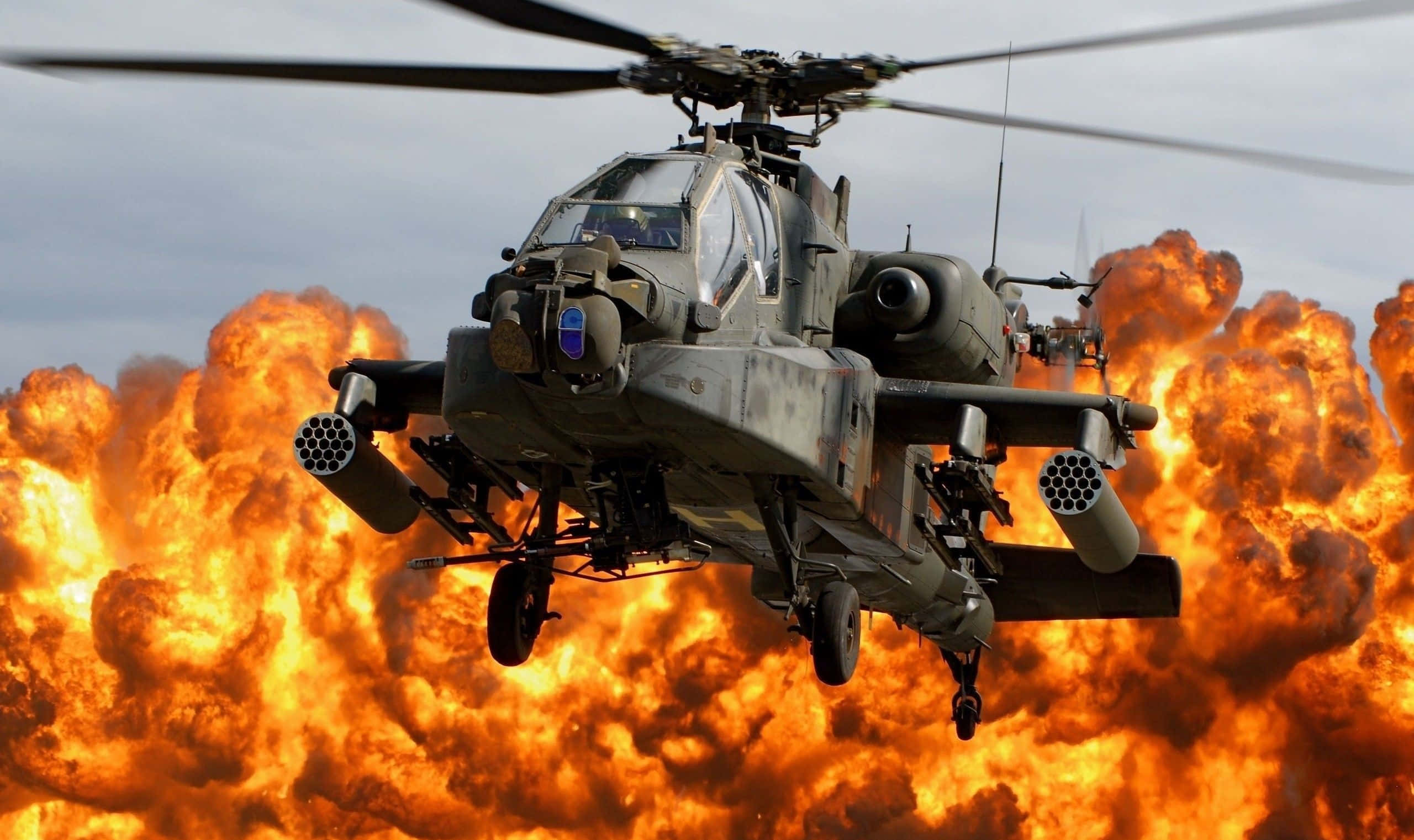 Helicopter 桌布 壁紙 — 一架軍用攻擊直升機飛過猛烈爆炸，背景被咆哮的火焰吞噬。