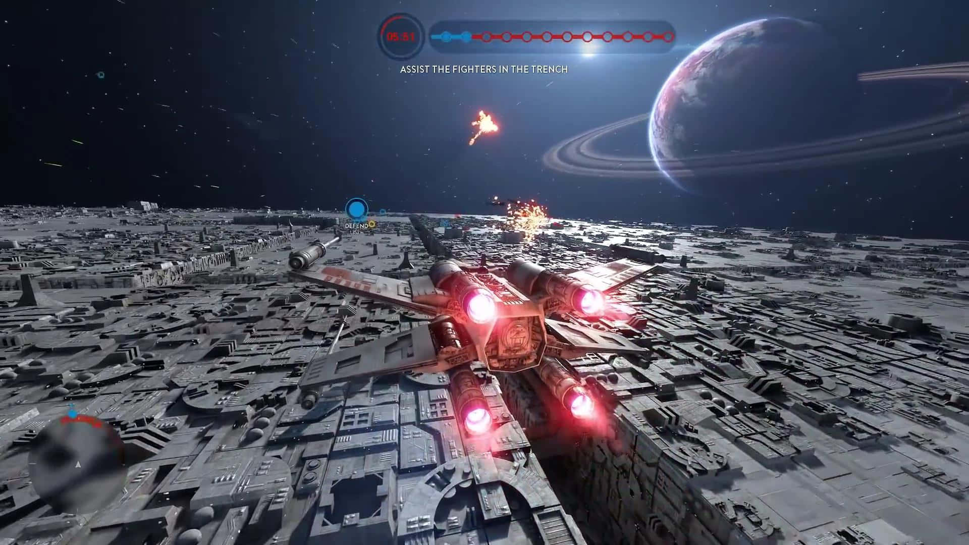 The Battle Of Yavin 桌布 壁紙 — 一架配備紅色發光引擎的星際戰鬥機，在帶有光環的行星下低空飛過被摧毀的外星城市景觀。
