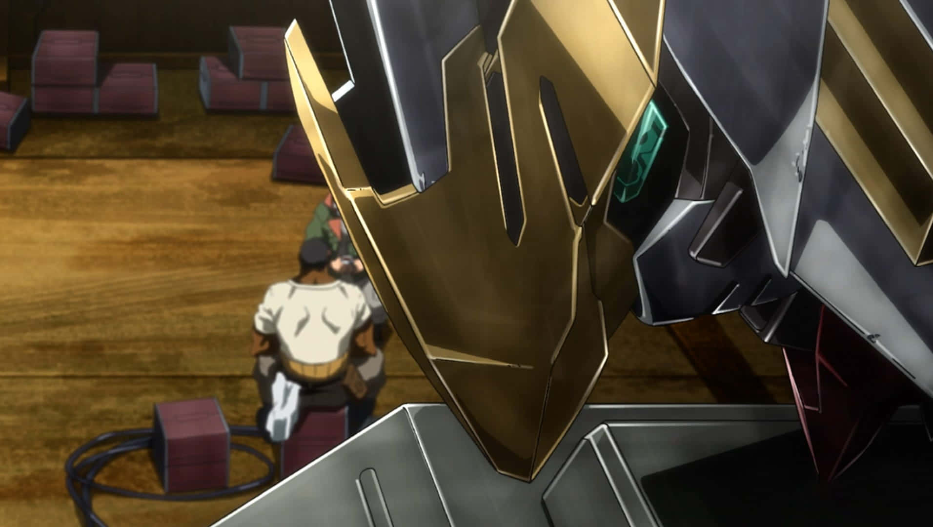 Mobile Suit Gundam Iron-blooded Orphans 桌布 壁紙 — 一架金色和銀色的巨型機甲聳立在一個木製競技場上，場內有紫色方塊，下方有一個小人影。