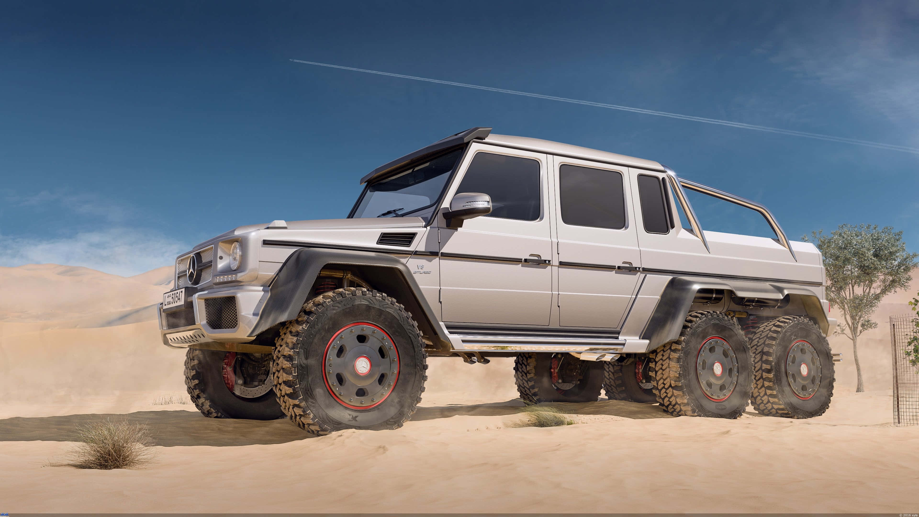 4K Mercedes 桌布 壁紙 — 一架銀色六輪平治G-Class越野車在晴朗藍天下矗立於沙丘之上。