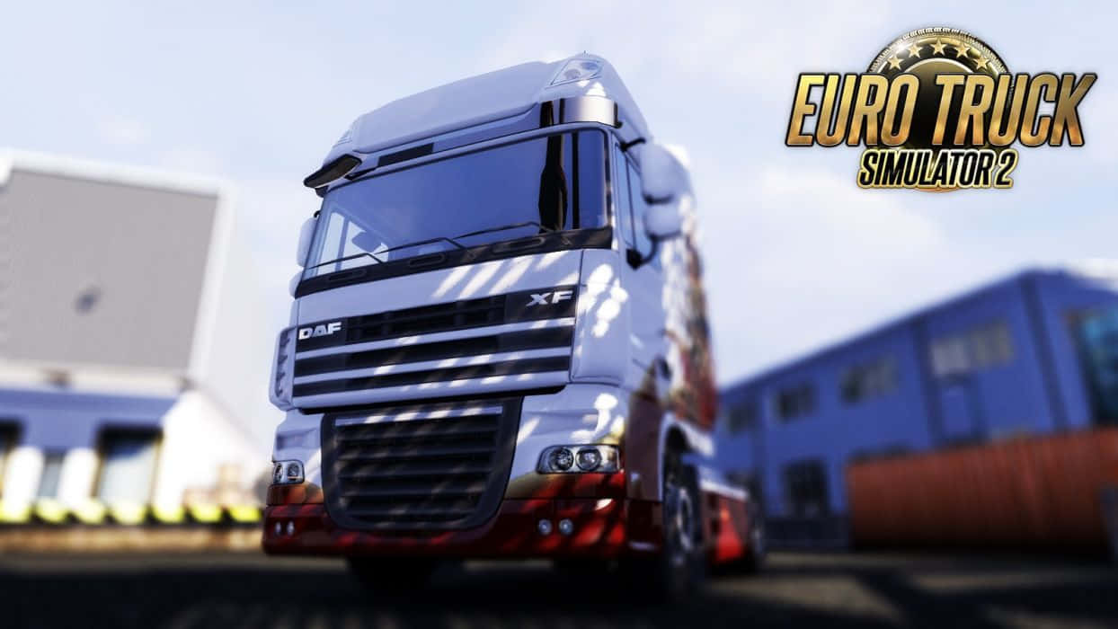 Simulation Games 桌布 壁紙 — 一架閃亮的銀紅色DAF XF貨車在陽光普照的工業場地中佔據主導地位，背景是模糊的倉庫。