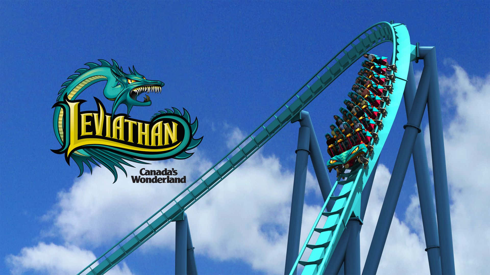 Roller Coaster 桌布 壁紙 — 一架青綠色的Leviathan過山車在明亮的藍天和白雲中翱翔，乘客正向下俯衝。