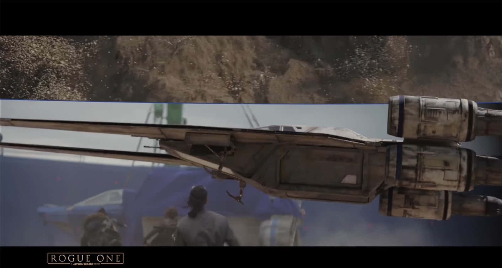 Jedha 桌布 壁紙 — 一架風化的星際戰機盤旋在塵土飛揚的戰場上空，士兵們在下方移動，構成一個粗獷的科幻場景。
