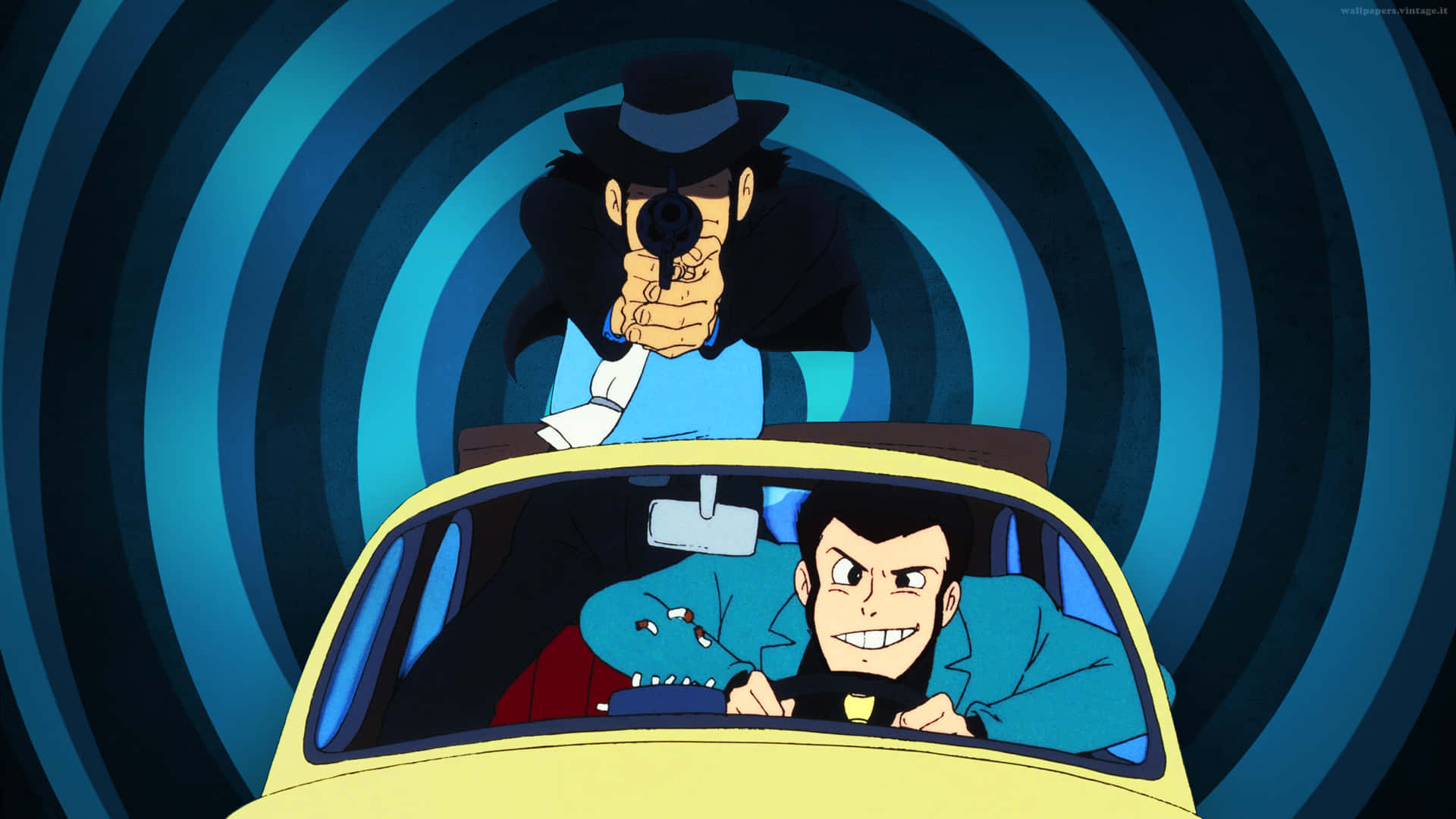Lupin Iii Daisuke Jigen 桌布 壁紙 — 一架黃色車上的卡通偵探正被一個蒙面槍手喺藍色螺旋隧道中指住。