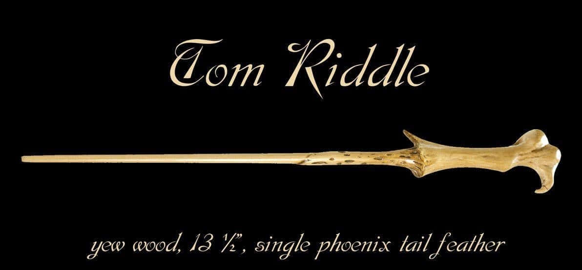 Tom Riddle 桌布 壁紙 — 一根金色紫杉木魔杖，帶有鳳凰羽毛芯，靠在黑色背景上，優雅的字體標明它是湯姆·里德爾的魔杖。
