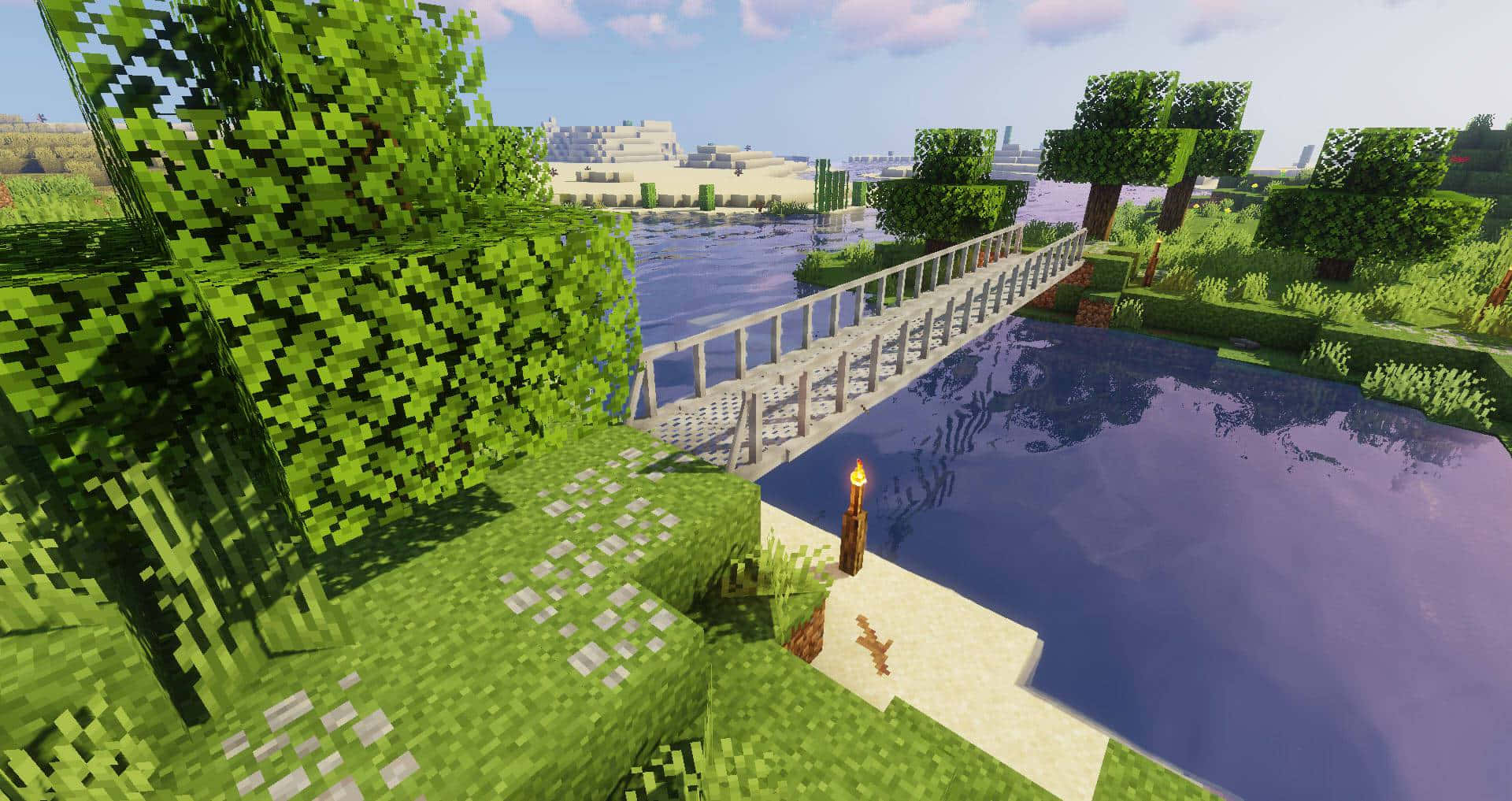 Minecraft Bridges 桌布 壁紙 — 一條像素化的Minecraft橋樑橫跨平靜的河流，周圍是方塊狀的綠色樹木，天空明亮。