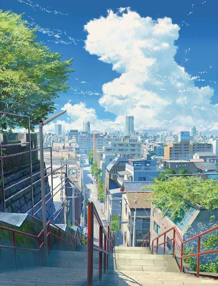 Makoto Shinkai 桌布 壁紙 — 一條充滿活力的動漫風格樓梯向下延伸至陽光明媚的城市峽谷，兩旁是茂密的綠色樹木和藍天白雲。