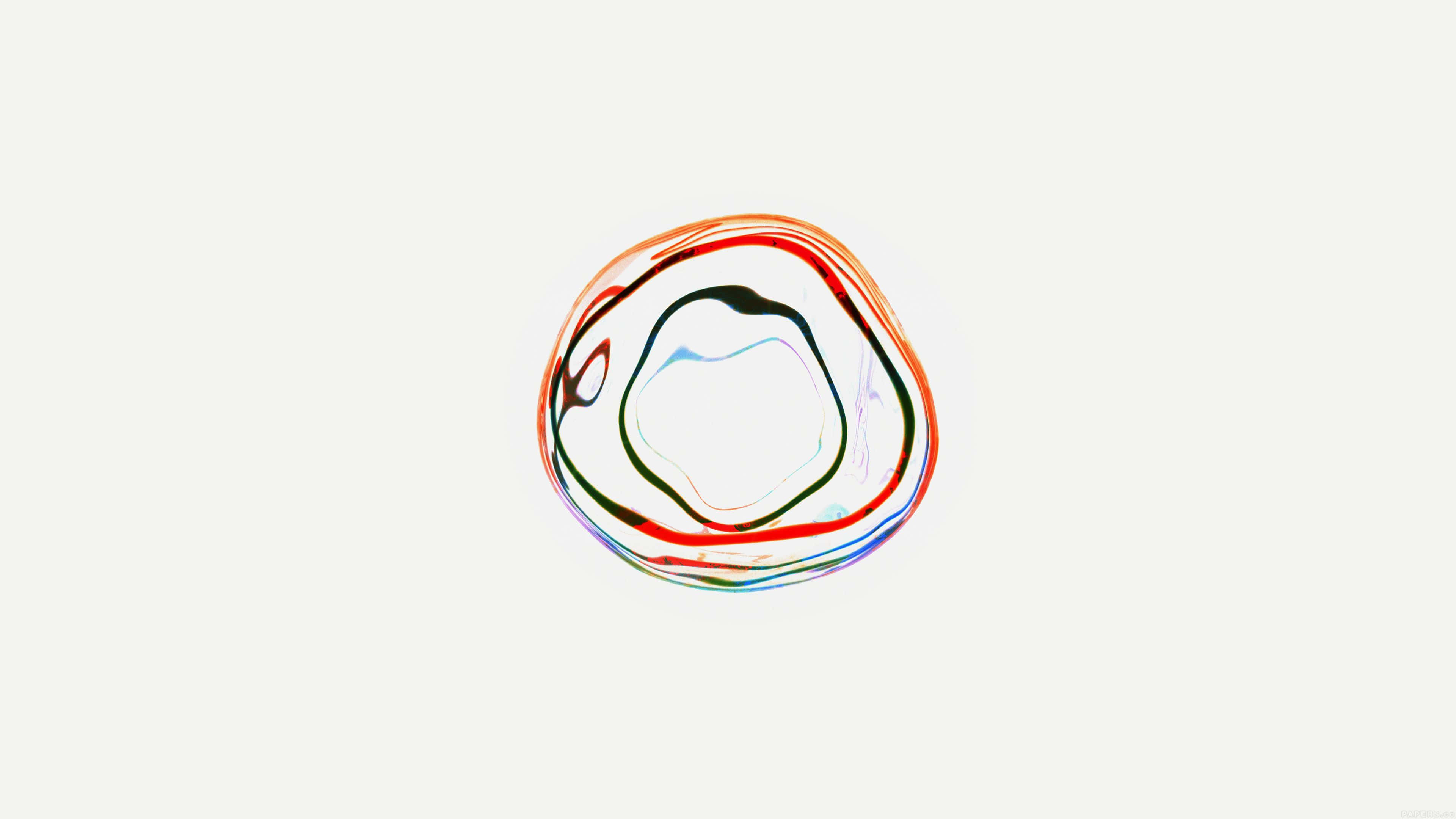 Minimal Art 桌布 壁紙 — 一條充滿活力的抽象漩渦，由多色線條組成，在柔和的米白色背景上形成同心環。
