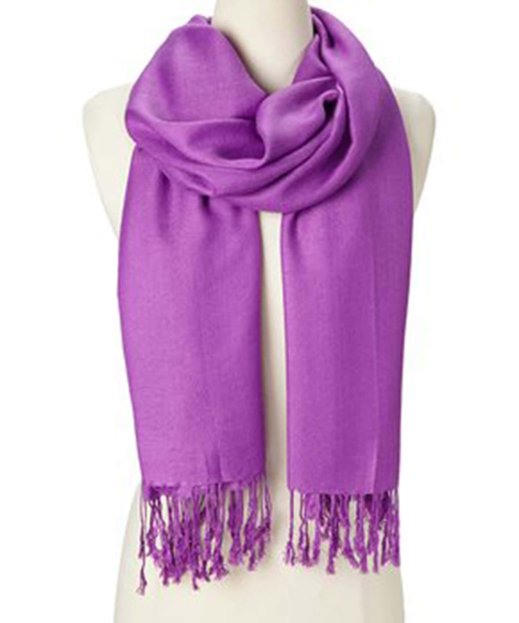 Purple Scarf 桌布 壁紙 — 一條充滿活力的紫色流蘇圍巾，優雅地披在模特兒頸上，背景為純白色。