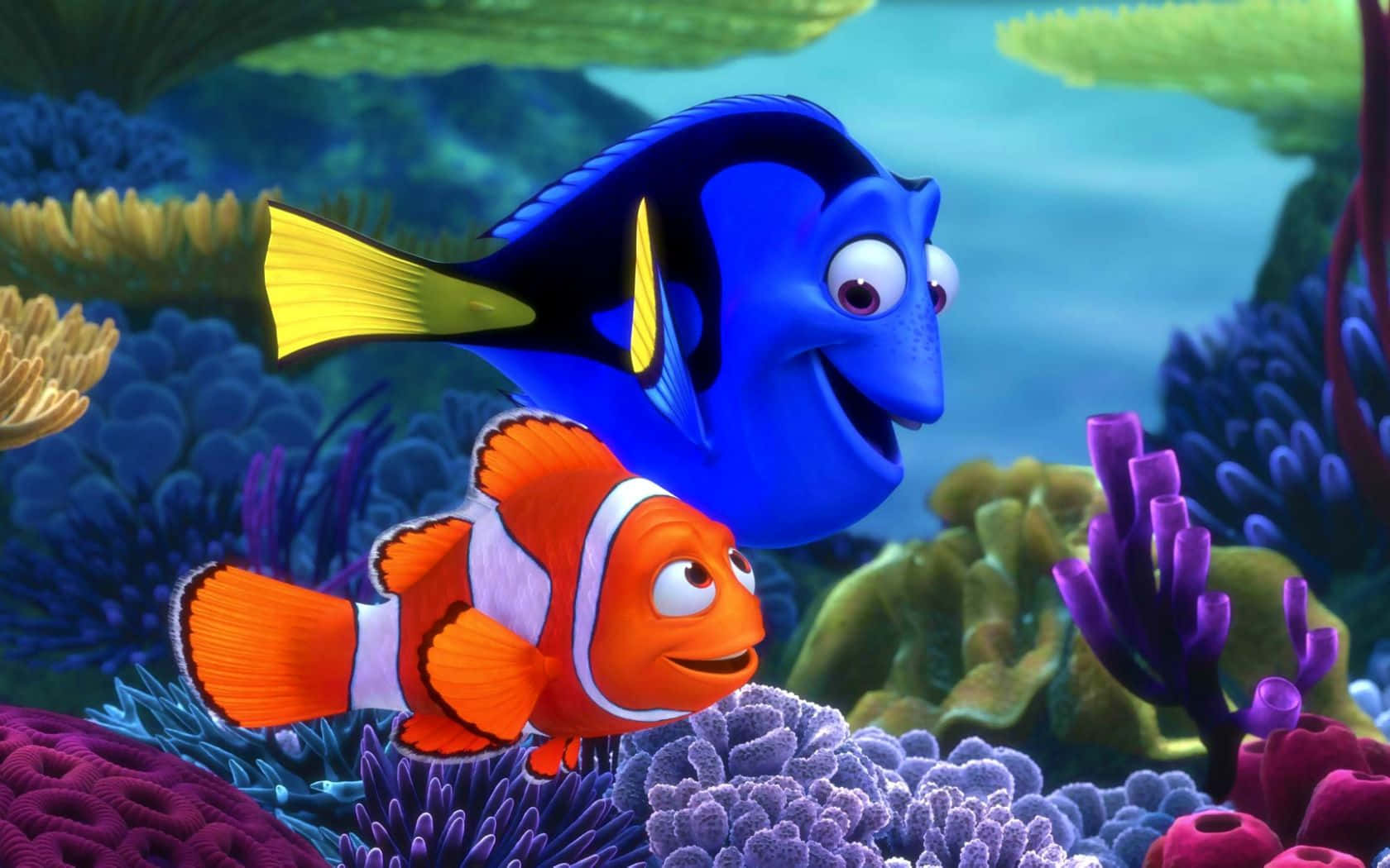 3d Fish 桌布 壁紙 — 一條充滿活力的藍色多莉魚和橙色小丑魚一起游過色彩繽紛、生機勃勃的珊瑚礁。
