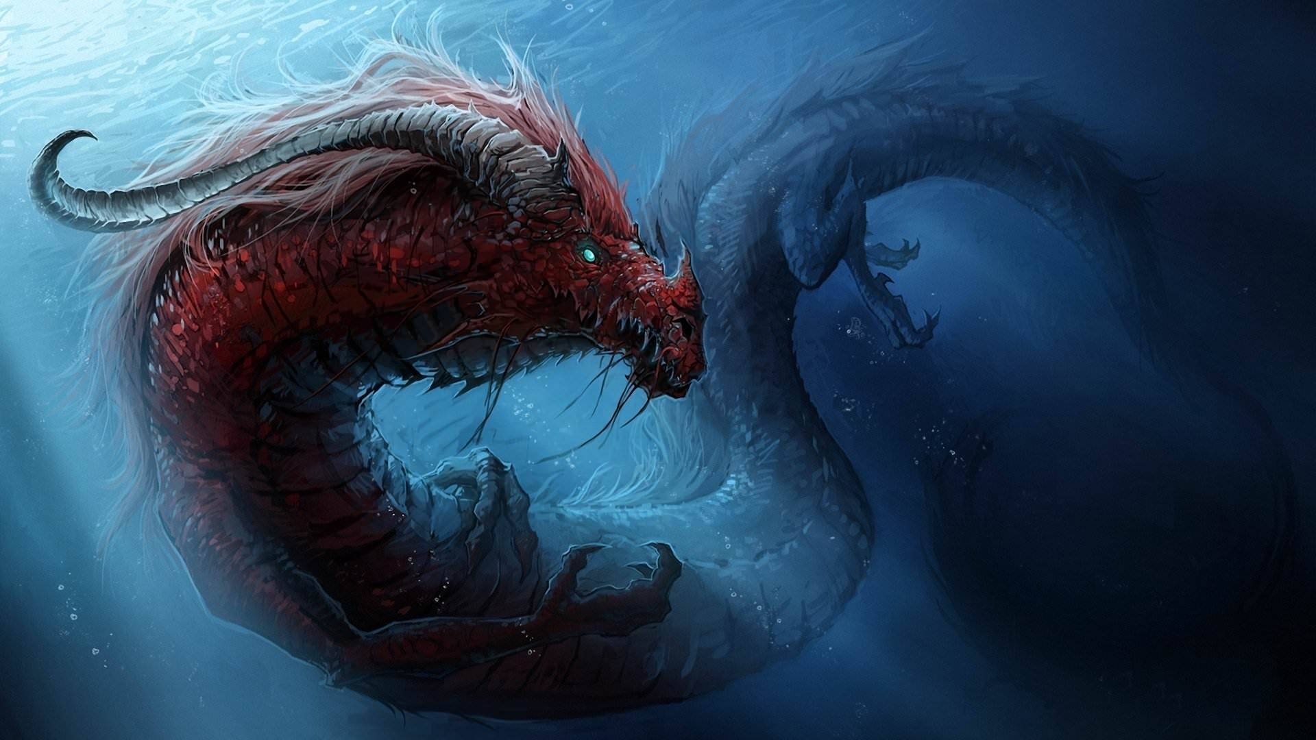 Japanese Dragon Pc 桌布 壁紙 — 一條兇猛的紅龍，眼睛發光，在深藍色的海洋中盤旋於水下，面對著一個陰暗的對手。